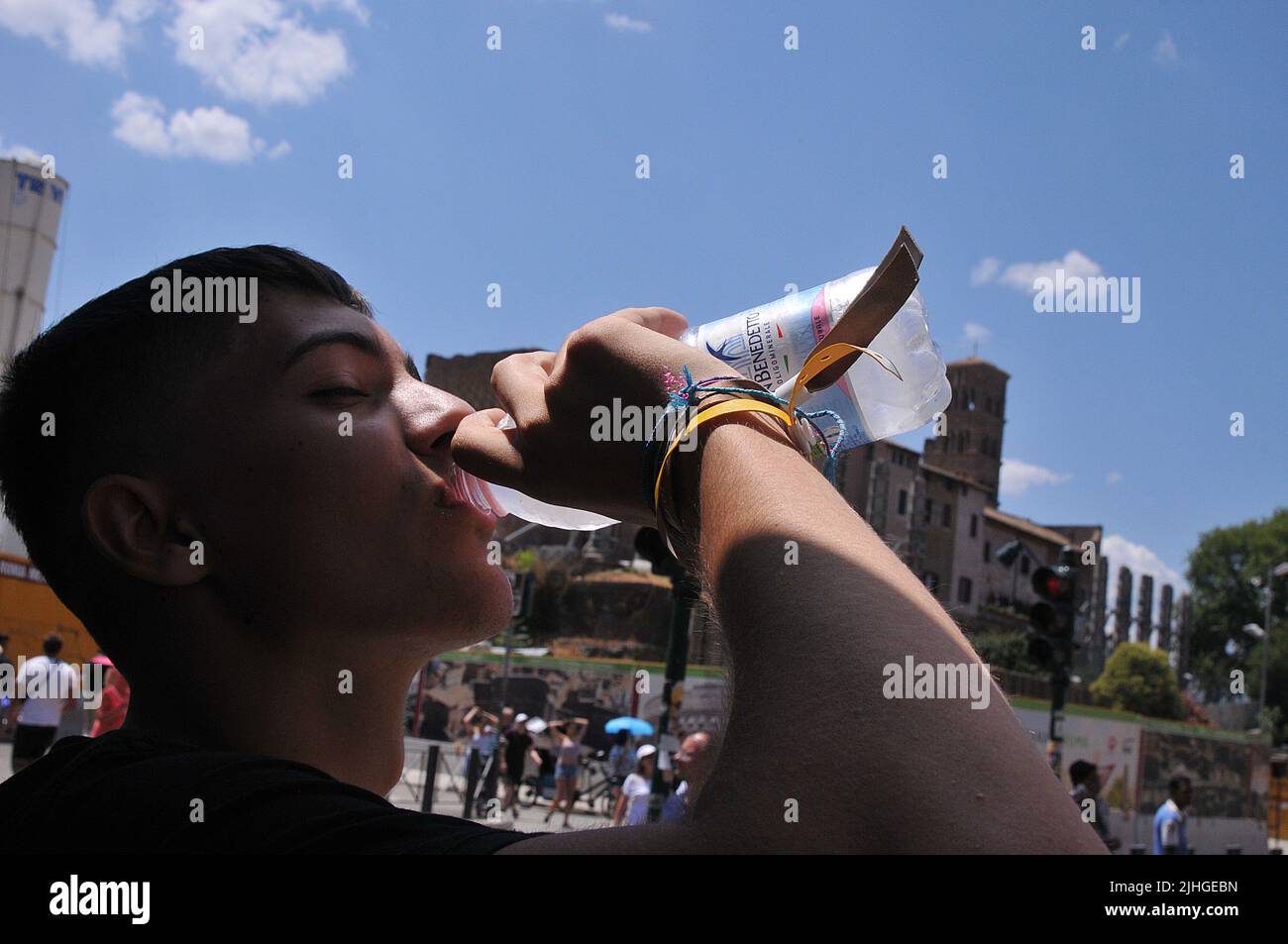 Roma / Italia   16.Luglio 2019/ turisti in estate caldo onde 31C aound Pizza del Colosseo il Colosueeum a Roma nel mese di luglio 2019. (Foto..Francis Dean / Deanpictures. Foto Stock