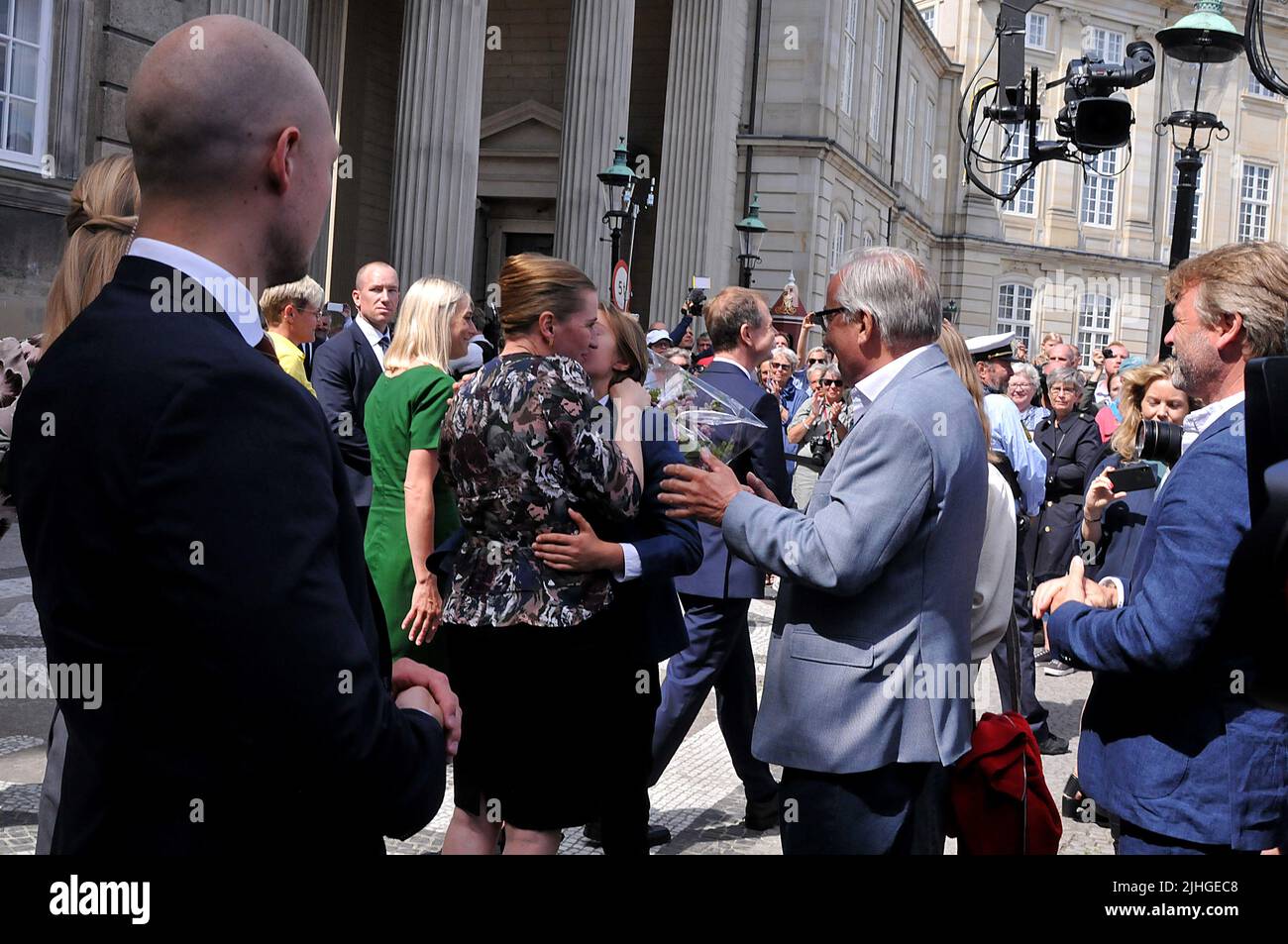 Copenaghen /Danimarca./ 27 giugno 2019/ il nuovo primo danese minitre Ms.mette Frederiksen saluta suo padre e i suoi due figli e il suo ragazzo amico Bo tengberg dopo aver settato la sua squadra di ministro alla regina margrethe II di denamrk e pres media di fronte al Palazzo Amalienborg nella capitale danese Copenaghen, e' il secondo primo ministro della democrazia ociale e lei è il secondo ministro della democrazia sociale danese, lei con la sua famiglia .. (Foto..Francis Dean / Deanpictures. Foto Stock