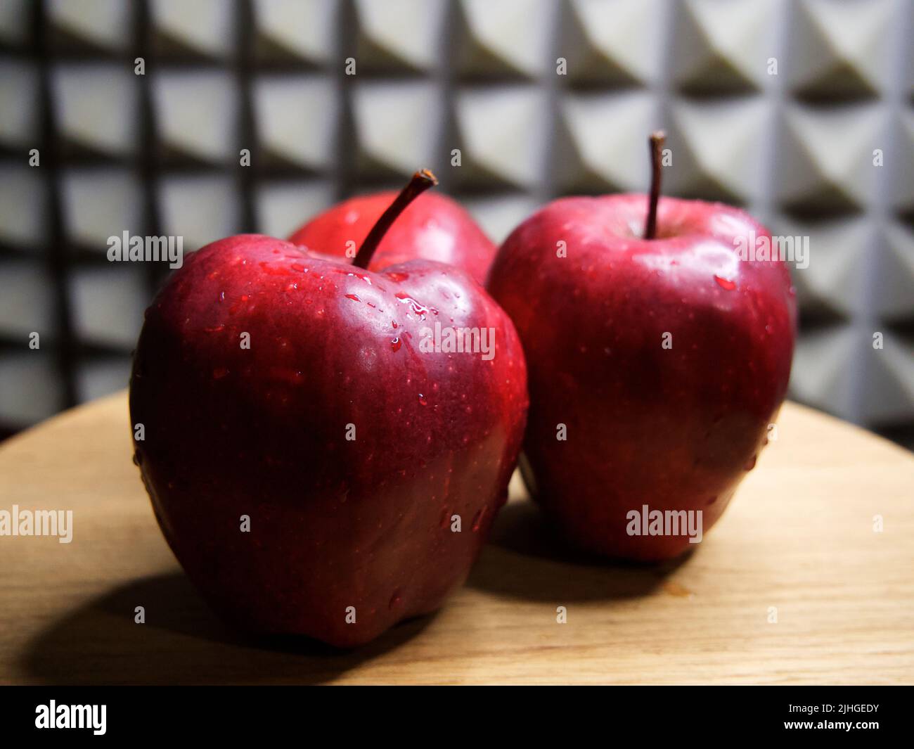 Tre grandi mele rosse della varietà Red Chief. Goccioline d'acqua sulla frutta. Foto Stock