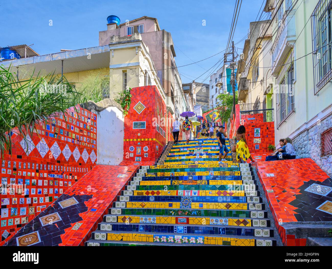 Turista scattare una foto sulla Escadaria Selarón, una scala creata dall'artista cileno, Jorge Selaron, Centro, Rio de Janeiro, Brasile Foto Stock