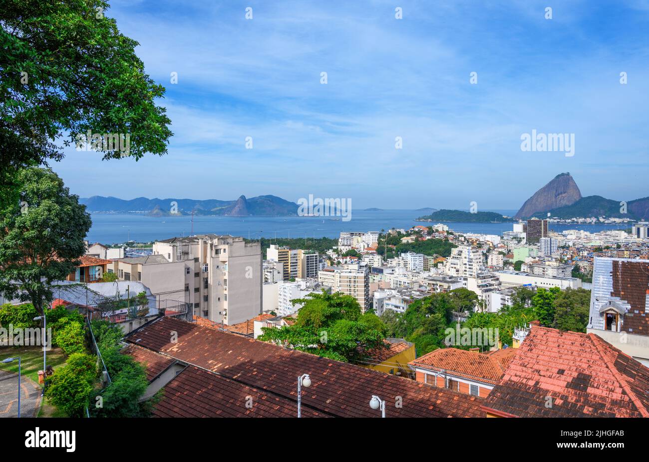 Vista sulla città guardando verso il Monte Sugarloaf, Parque das Ruínas, Santa Teresa, Rio de Janeiro, Brasile Foto Stock