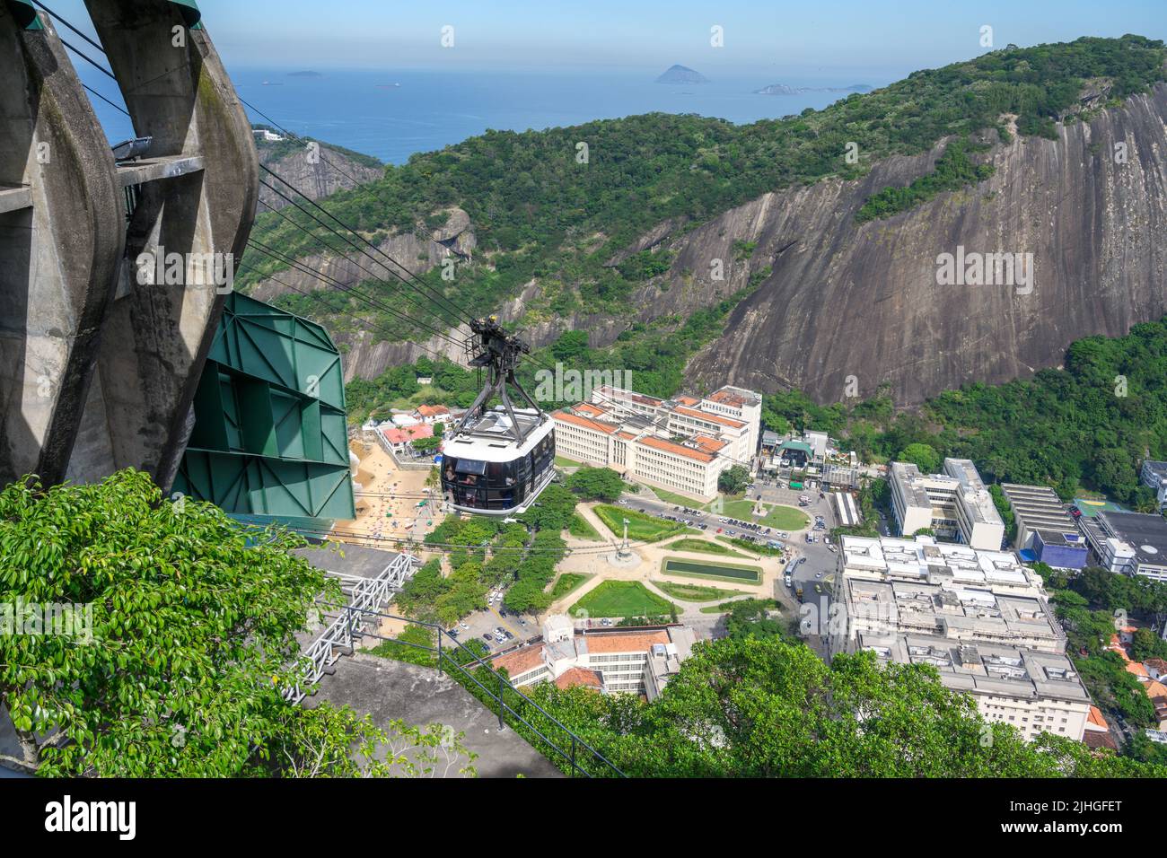 Stazione centrale della funivia del Pan di zucchero, guardando indietro lungo la montagna, Morro da Urca, Pan di zucchero, Rio de Janeiro, Brasile Foto Stock
