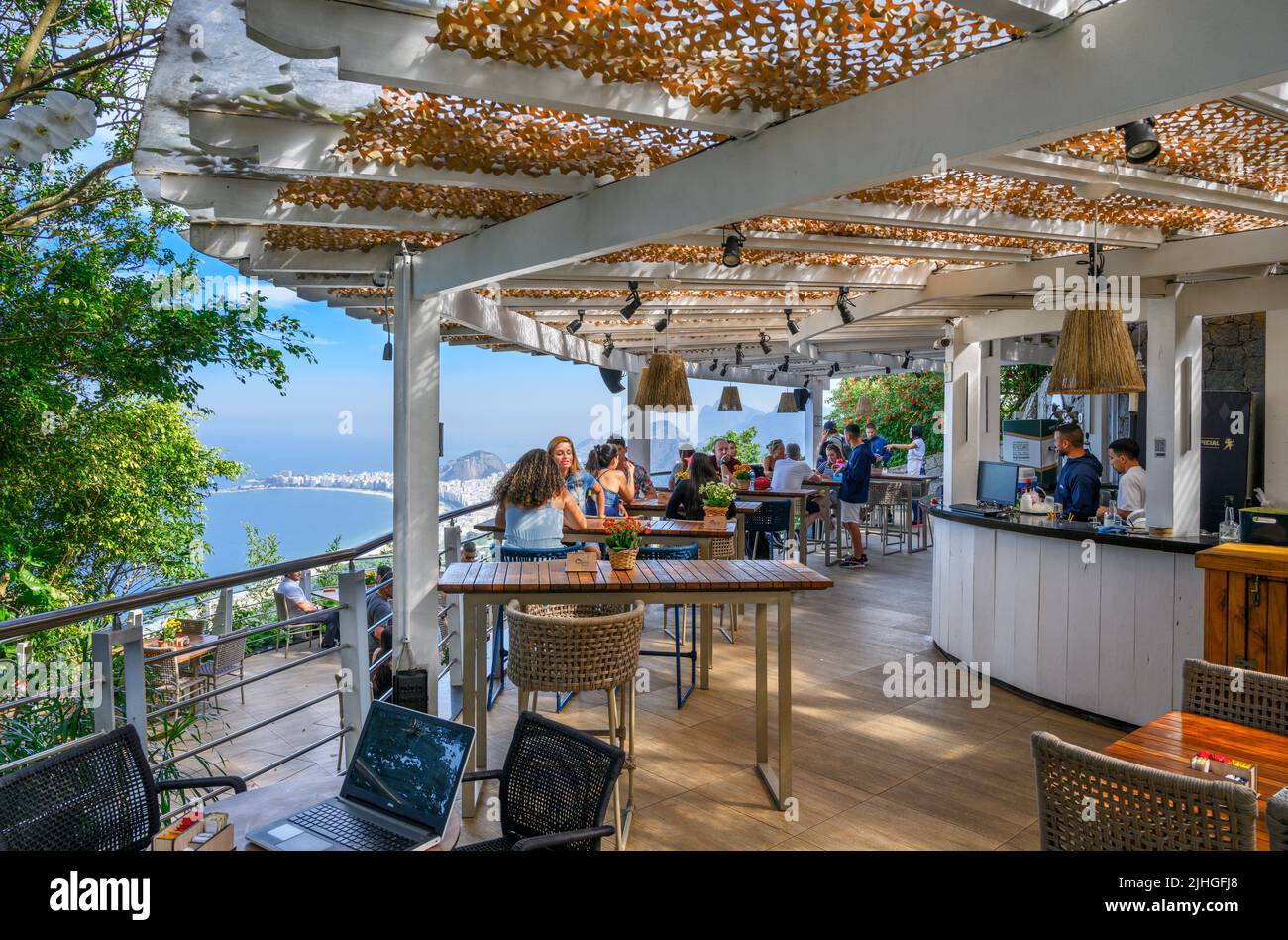 Vista da un ristorante alla stazione superiore della funivia del Pan di zucchero, Monte Pan di zucchero, Rio de Janeiro, Brasile Foto Stock