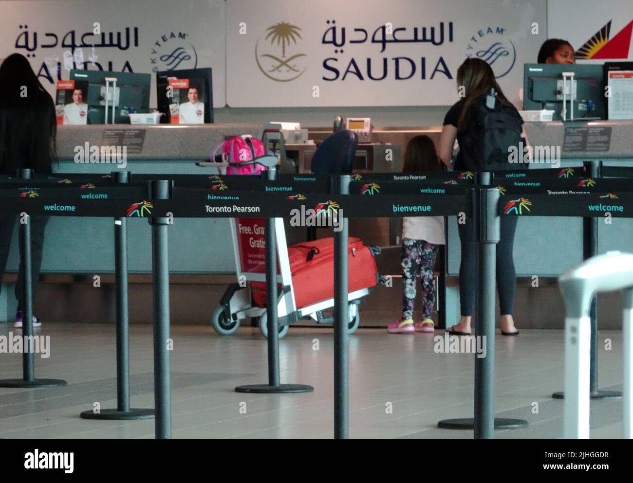 Toronto, Ontario, Canada - Ott 26 2016 Toronto Pearson YYZ Airport Una donna e sua figlia stanno effettuando il check-in su un banco per Saudi Arabian Airlines. S Foto Stock