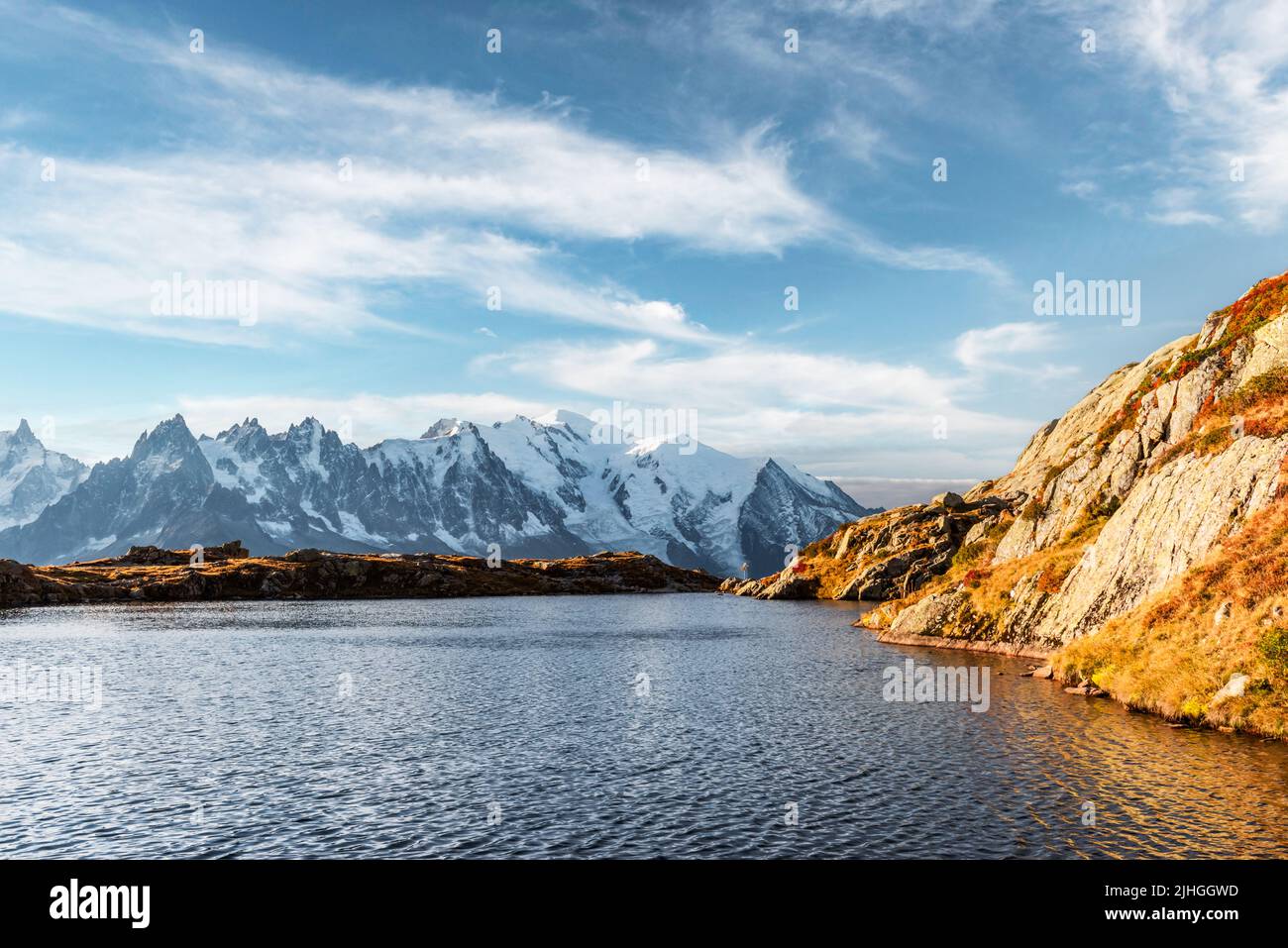 Incredibile vista dell'acqua limpida e del cielo riflesso sul lago di Chesery (Lac De Cheserys) nelle Alpi francesi. Montagne del Monte Bianco sullo sfondo. Fotografia di paesaggio, Chamonix Foto Stock