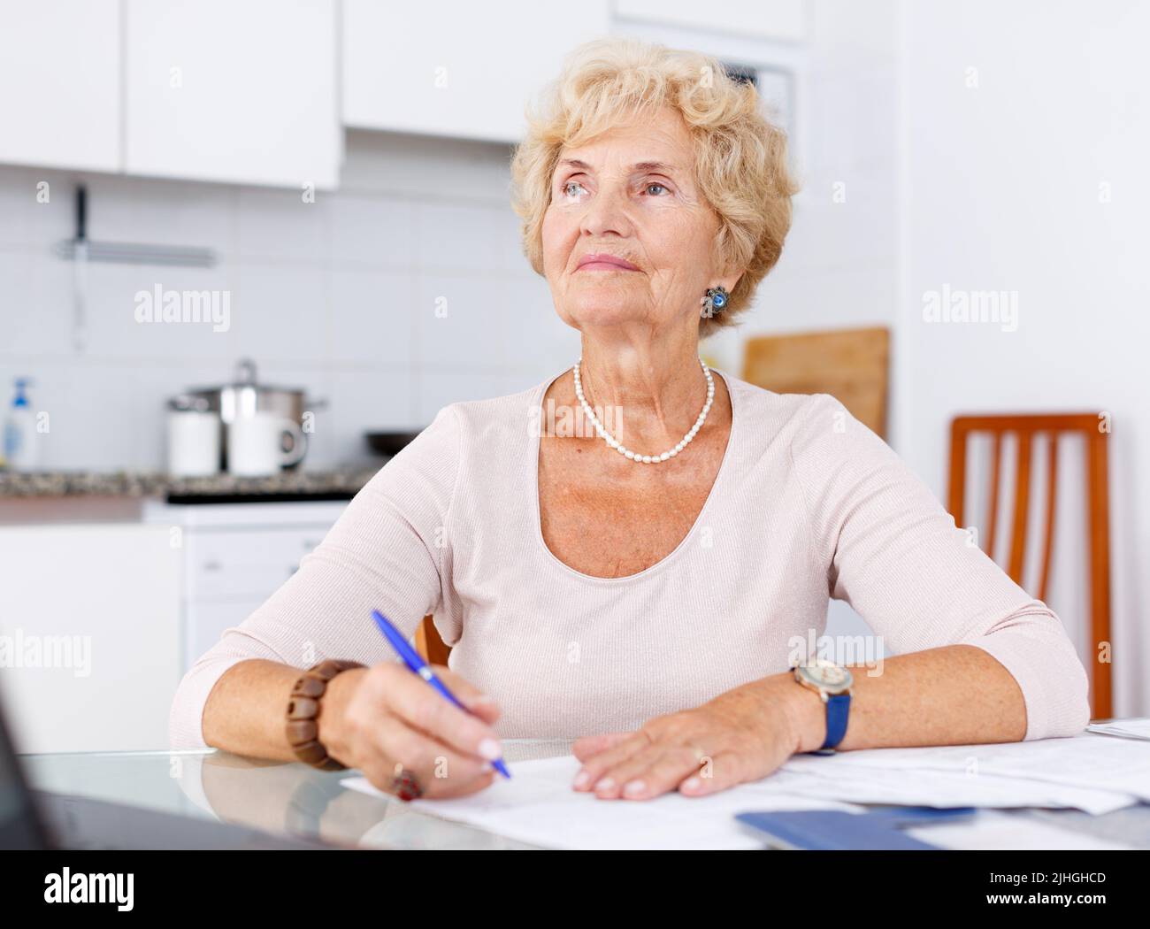 Donna messo in ordine documenti Foto Stock