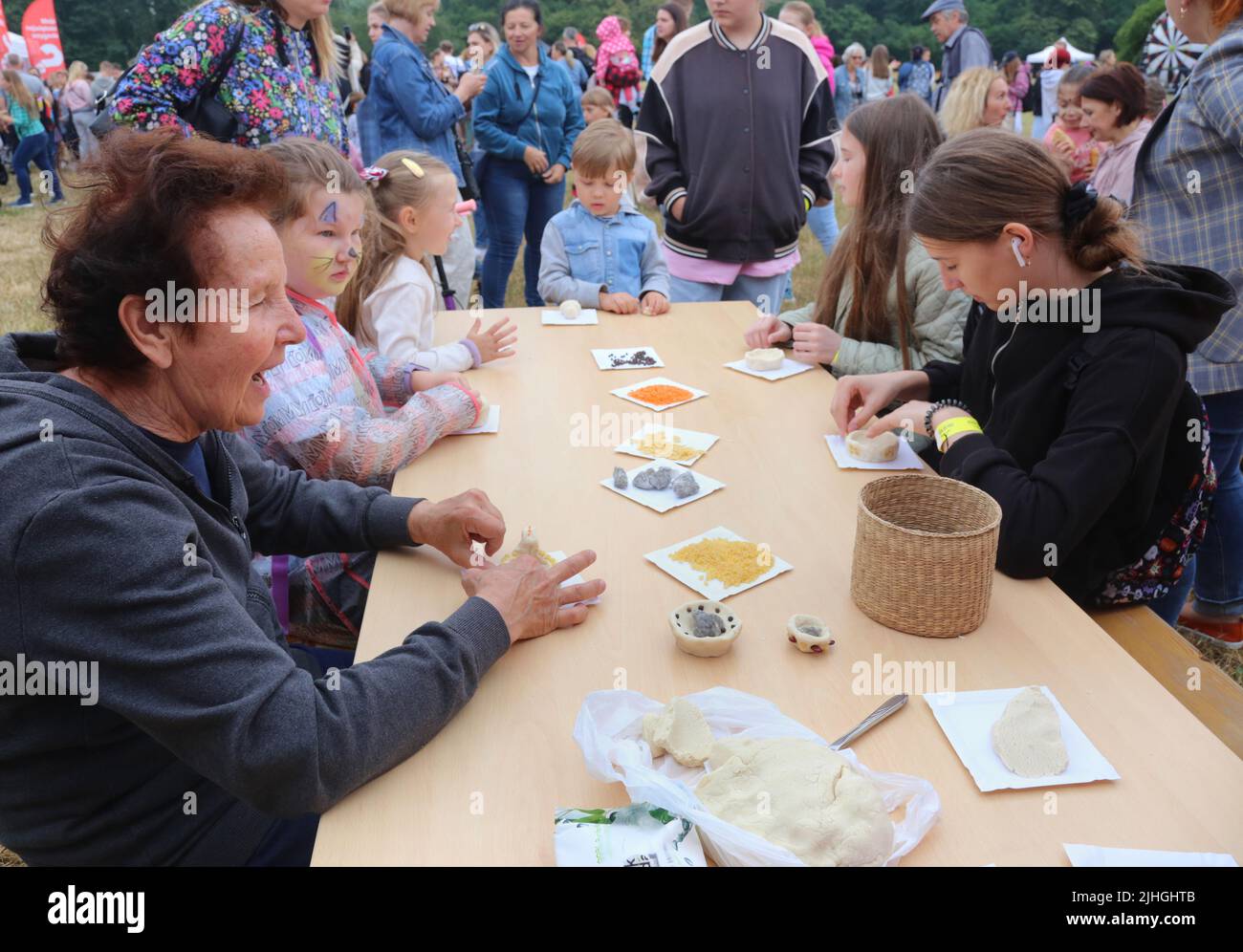 Cracovia. Cracovia. Polonia. Fete all'aperto per i rifugiati ucraini (soprattutto donne e bambini) e i loro ospiti polacchi tenuti in uno dei parchi cittadini. Foto Stock