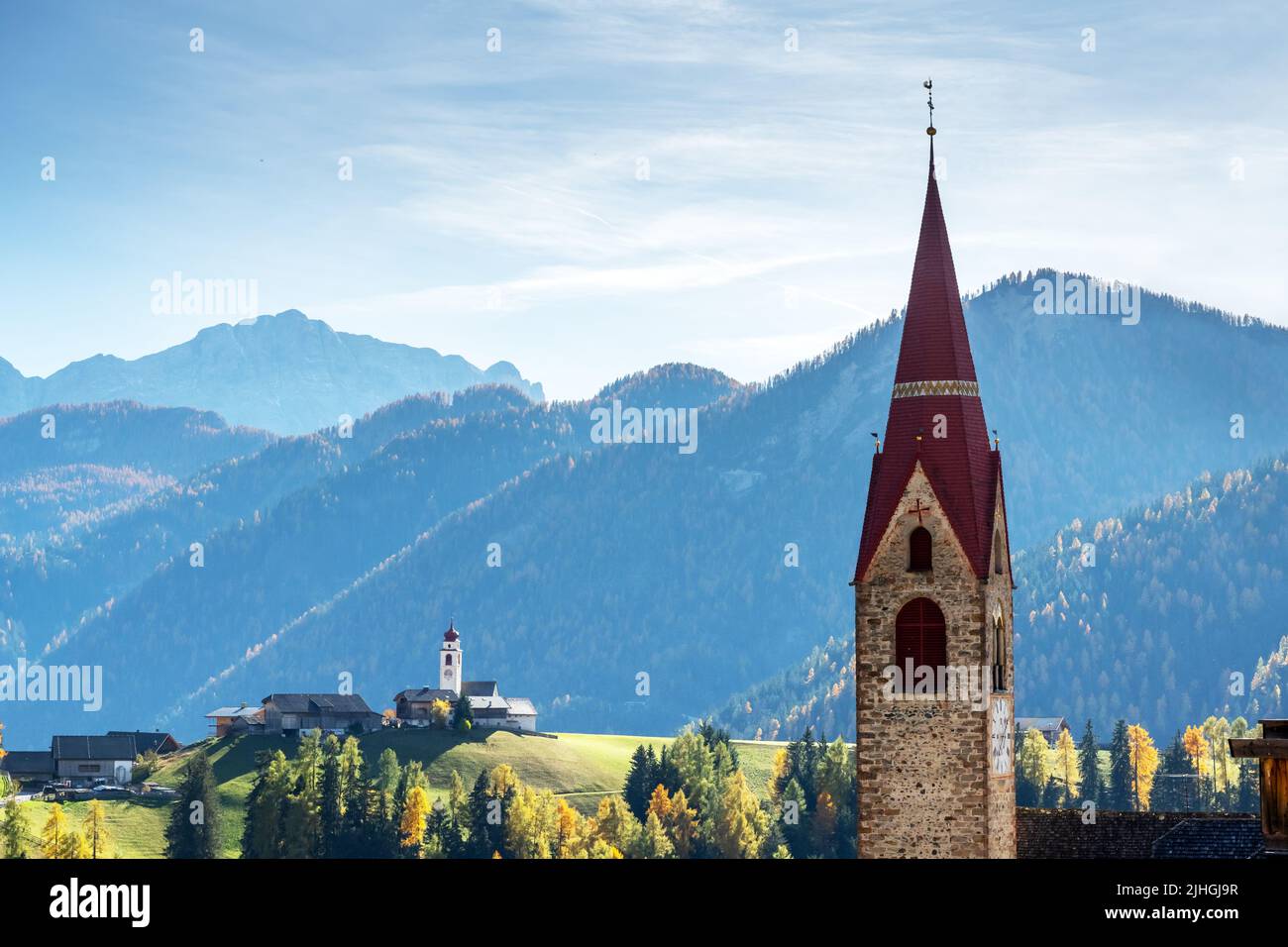 Chiesa cattolica di Dlijia da Curt a Mareo comune, Provincia di Bolzano, Alto Adige, Italia. Pittoresco paesaggio autunnale dalle Dolomiti italiane Foto Stock