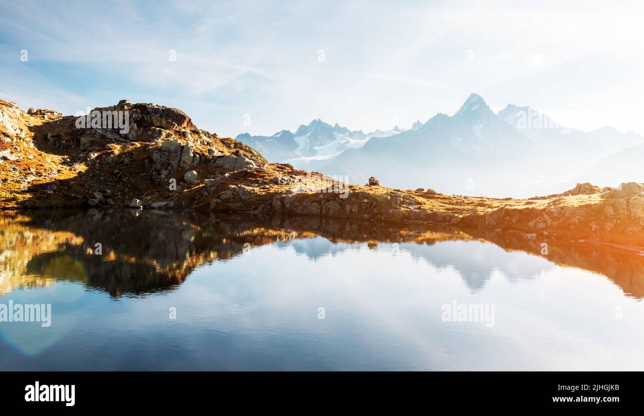 Tramonto colorato sul lago di Chesery (Lac De Cheserys) nelle Alpi francesi. Monte Bianco sullo sfondo. Riserva naturale Vallon de Berard, Chamonix, Alpi Graiane. Fotografia di paesaggio Foto Stock