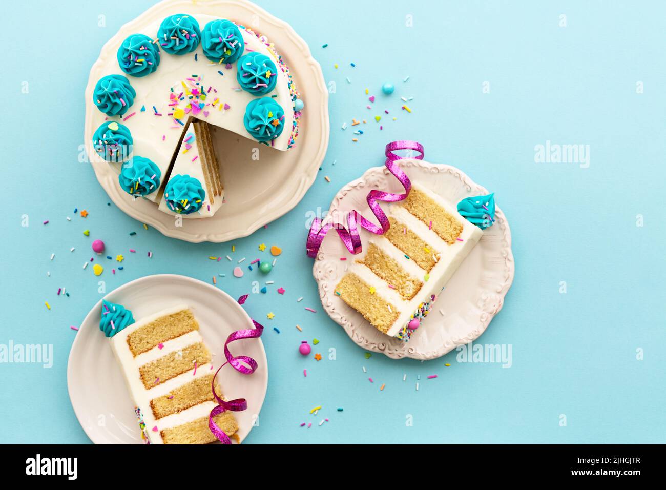 Sfondo della festa di compleanno con torta di compleanno e fette di torta di compleanno, vista dall'alto Foto Stock