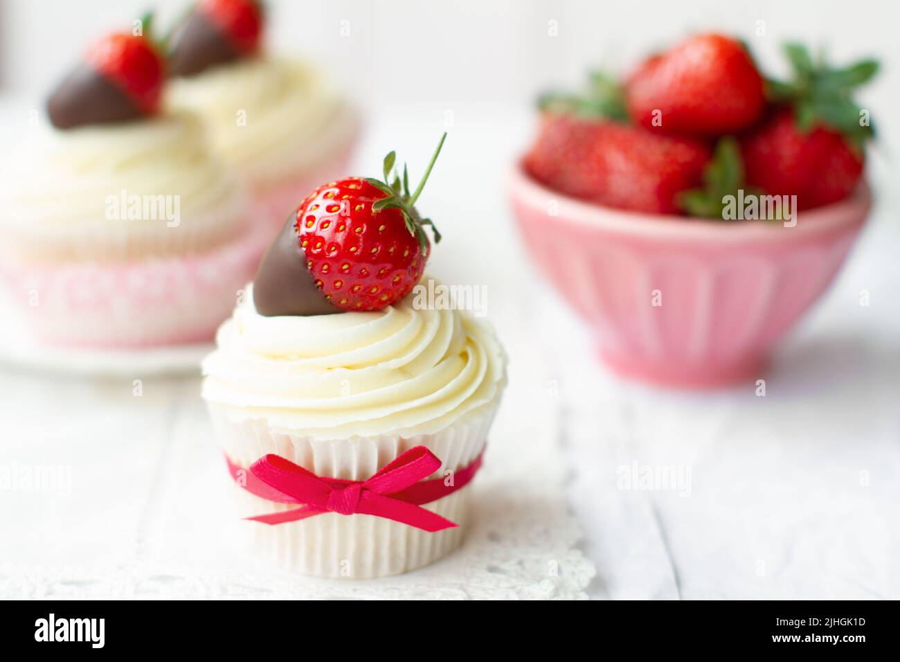Fragole e cupcake alla crema serviti con fragole fresche ricoperte di cioccolato Foto Stock