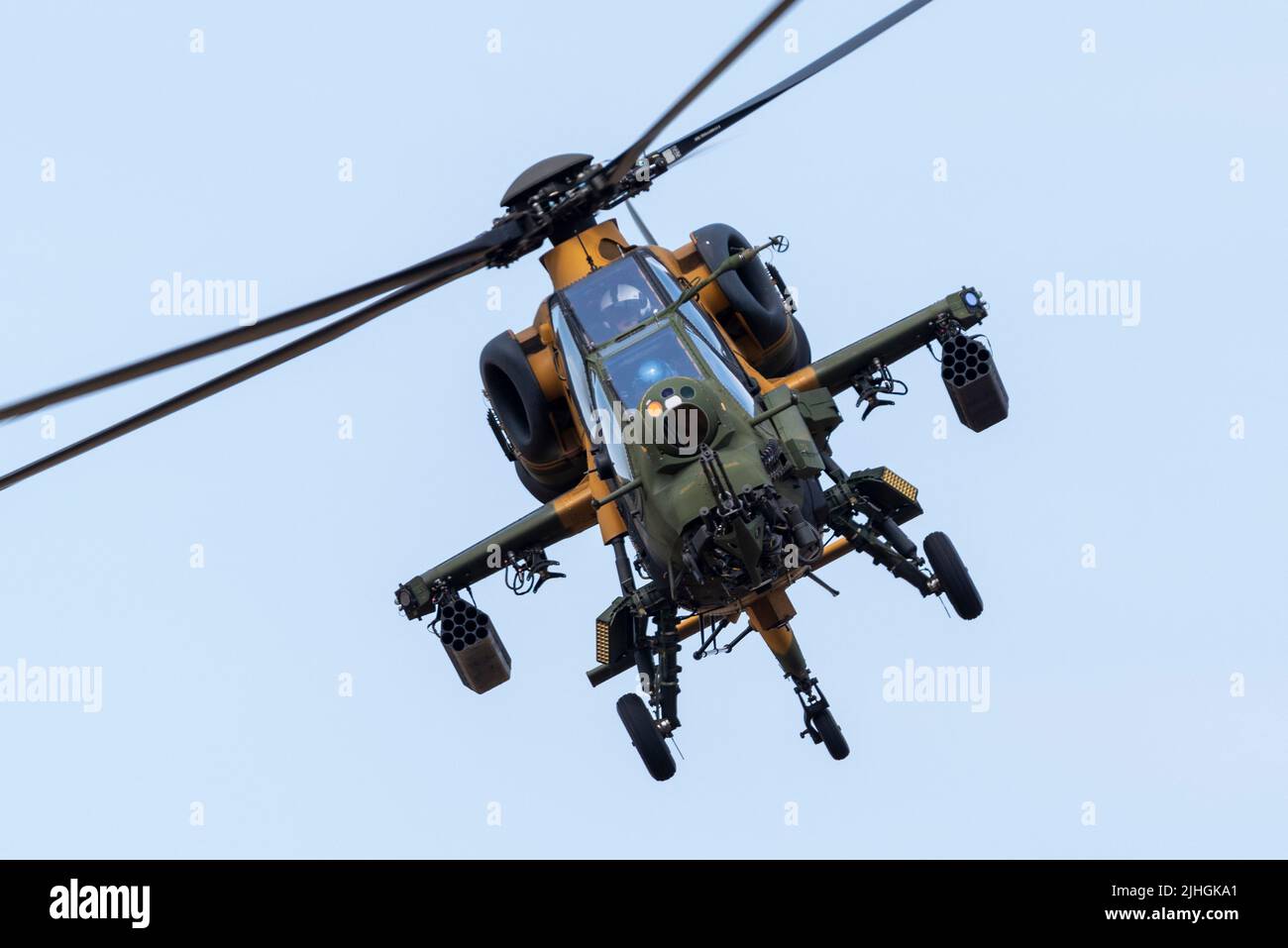 Farnborough, Hampshire, Regno Unito. 18 luglio 2022. La fiera commerciale delle tecnologie aerospaziali civili e militari è tornata dopo la pausa dovuta alla pandemia di covid con le principali società mondiali di aviazione e tecnologia spaziale che espongono i loro prodotti in volo e a terra. Elicotteri militari Turkish Aerospace Industries/ AgustaWestland T129 ATAK. Un doppio motore, sedile tandem, elicottero d'attacco multi-ruolo, per tutte le condizioni atmosferiche Foto Stock
