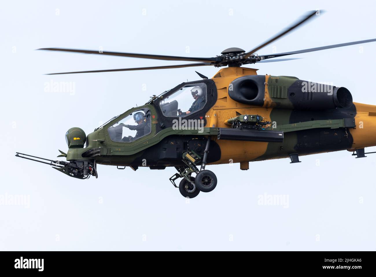 Farnborough, Hampshire, Regno Unito. 18 luglio 2022. La fiera commerciale delle tecnologie aerospaziali civili e militari è tornata dopo la pausa dovuta alla pandemia di covid con le principali società mondiali di aviazione e tecnologia spaziale che espongono i loro prodotti in volo e a terra. Elicotteri militari Turkish Aerospace Industries/ AgustaWestland T129 ATAK. Un doppio motore, sedile tandem, elicottero d'attacco multi-ruolo, per tutte le condizioni atmosferiche Foto Stock