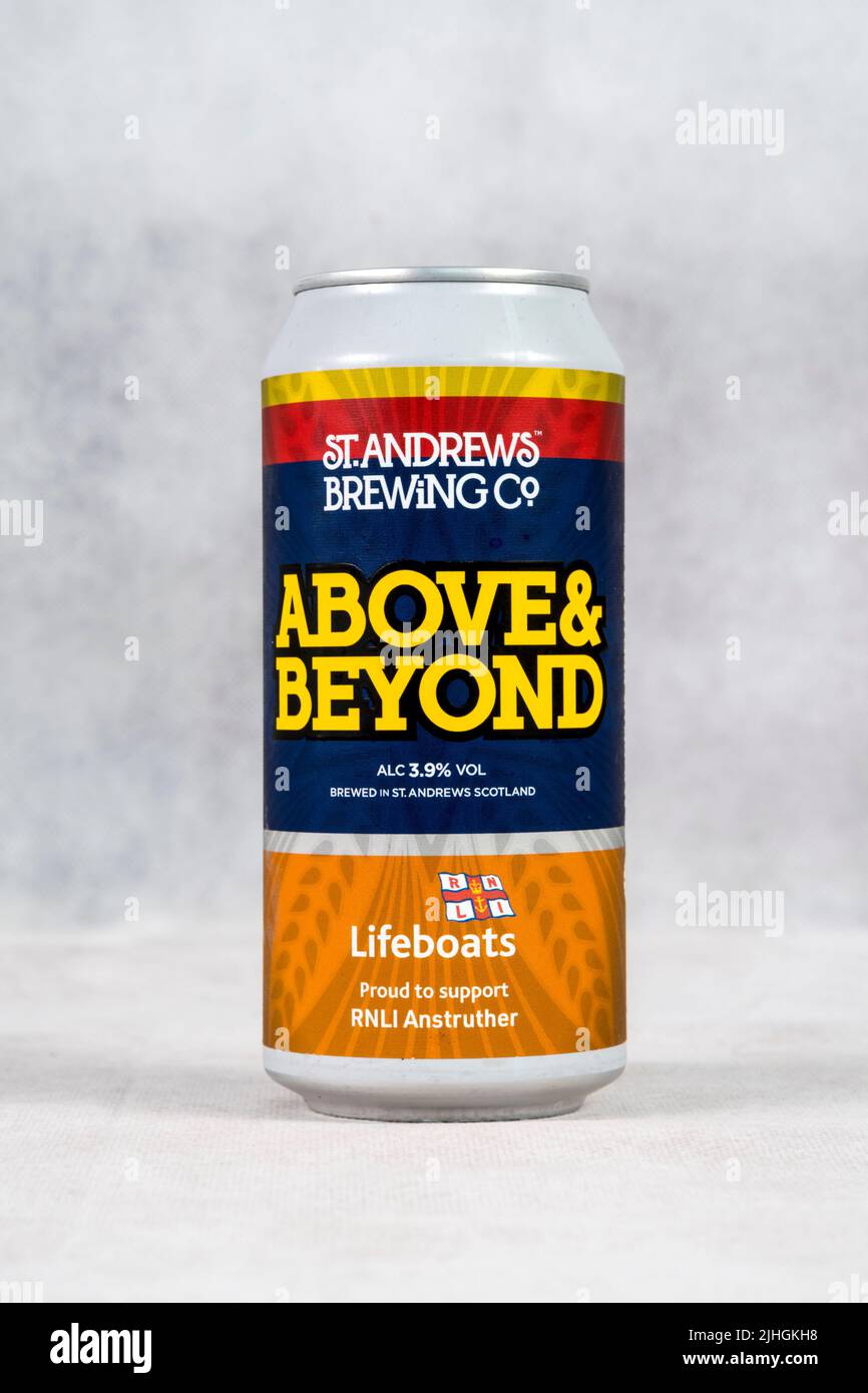 Above & Beyond è un'Ale d'oro della St Andrews Brewing Co con una forza del 4,2% ABV. Una proporzione di tutte le vendite supporta l'RNLI. Foto Stock