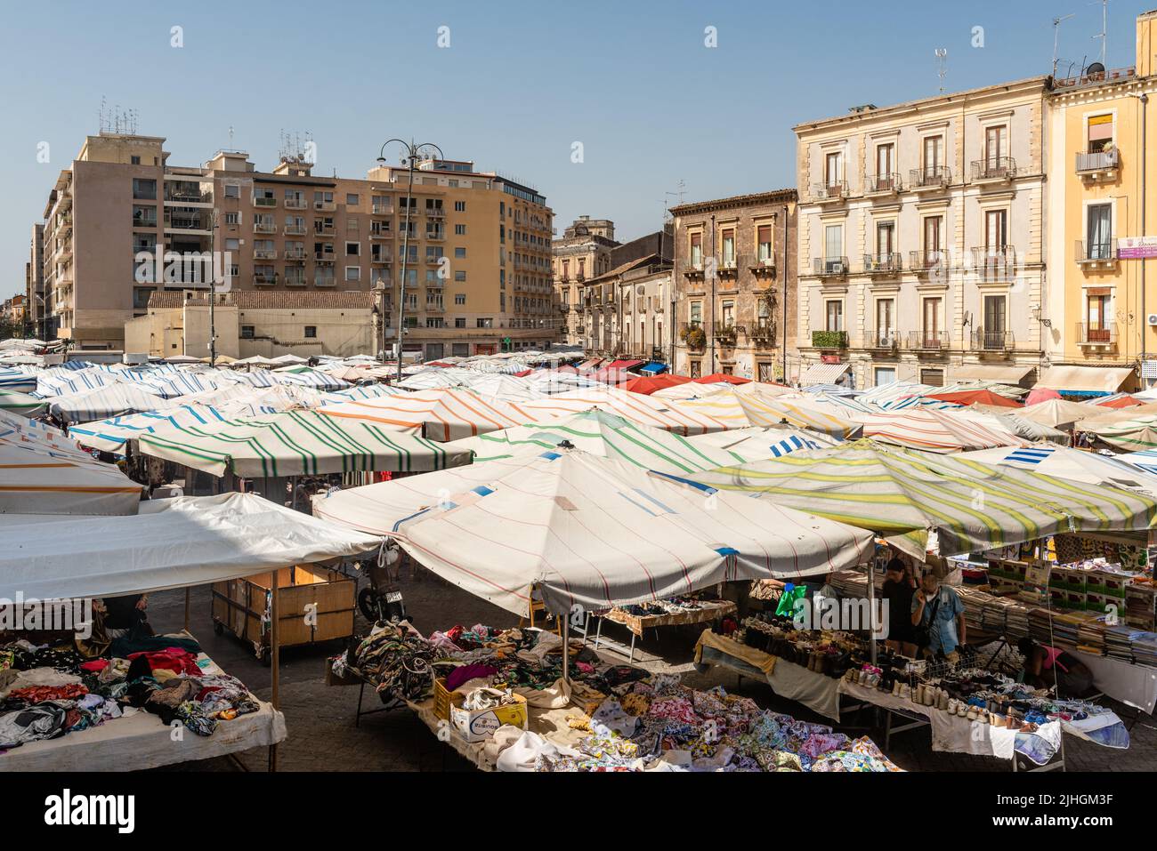Il mercato giornaliero di via Fera 'o Luni in Piazza Carlo Alberto, nel centro di Catania, Sicilia. È uno dei più antichi mercati all'aperto della città Foto Stock
