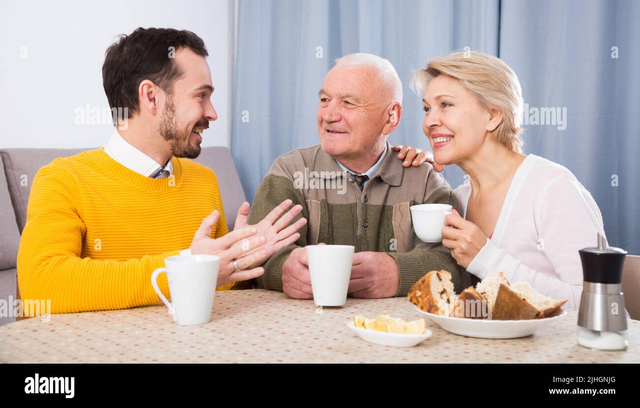 Famiglia sorridente con prima colazione Foto Stock