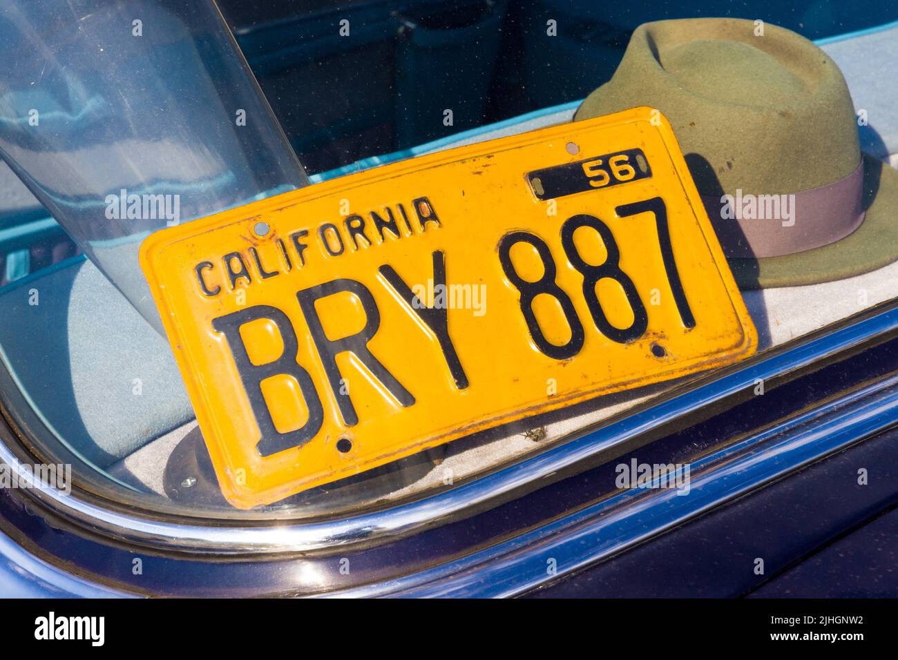 Una vecchia targa della California sul retro di una vecchia auto Foto Stock