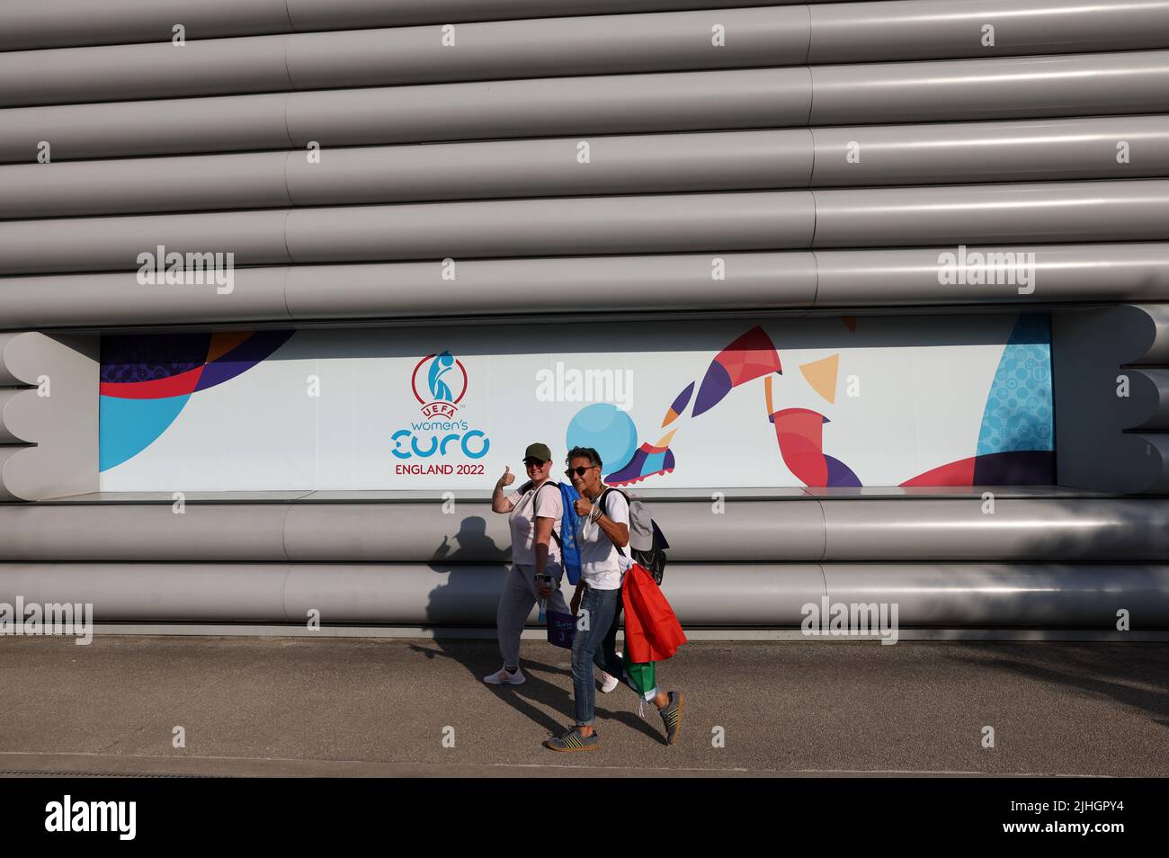 Manchester, Inghilterra, 18th luglio 2022. I tifosi arrivano per la partita UEFA Women's European Championship 2022 all'Academy Stadium di Manchester. Il credito dovrebbe essere: Darren Staples / Sportimage Foto Stock