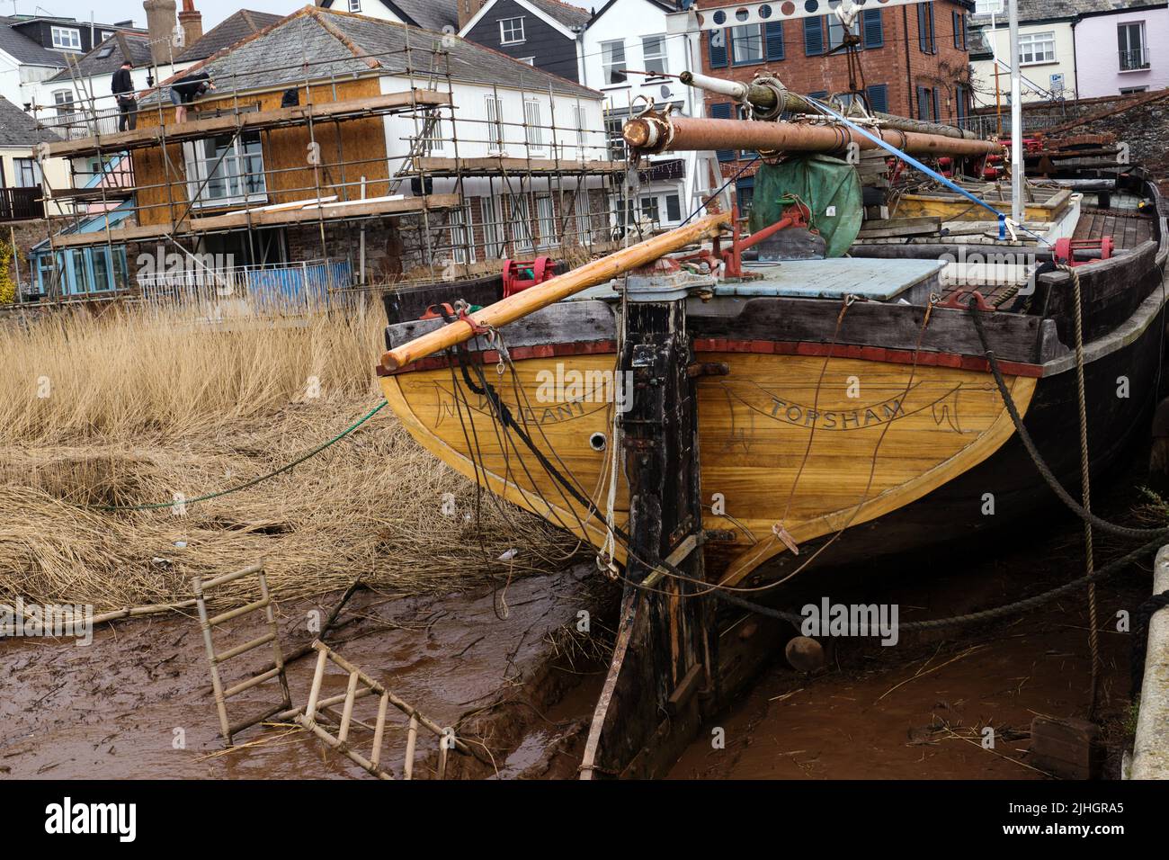 La Thames Barge ‘vigilant’ continua le sue riparazioni nei moli di Topsham nel Devon orientale Foto Stock