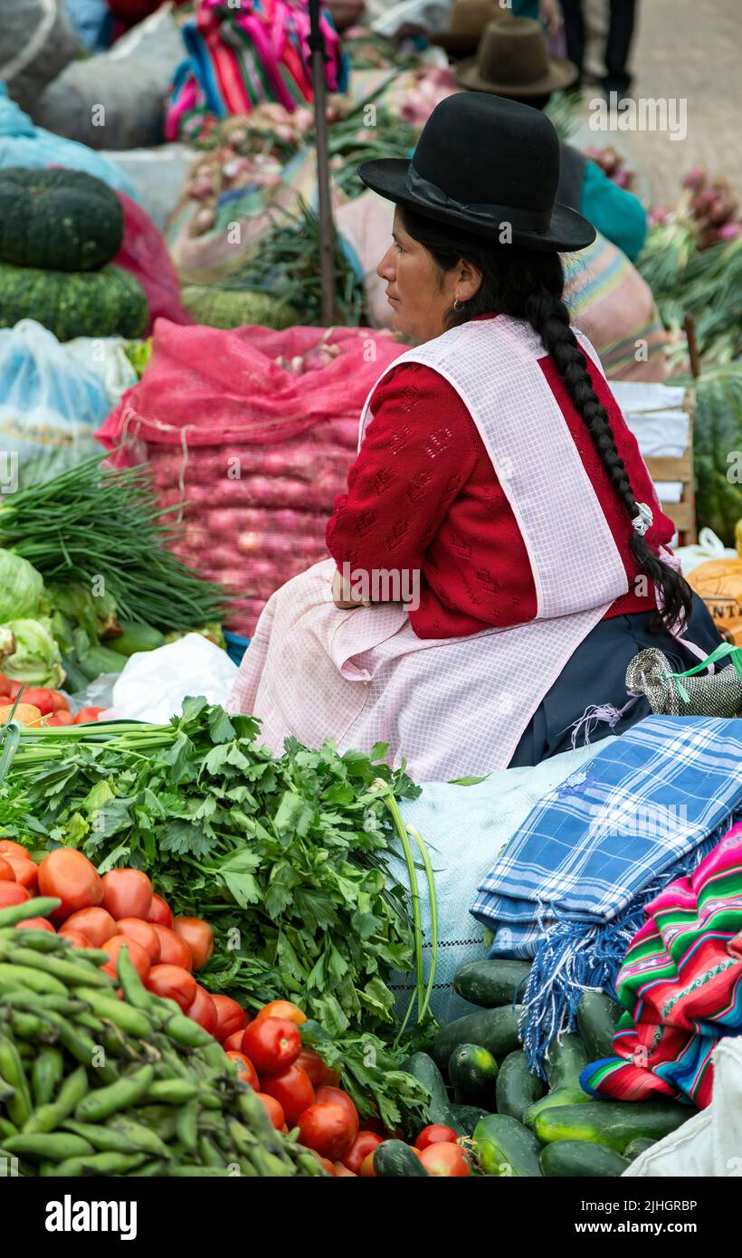 Il quechua donna fornitore con produrre per la vendita, Pisac mercato domenicale, Cusco, Perù Foto Stock