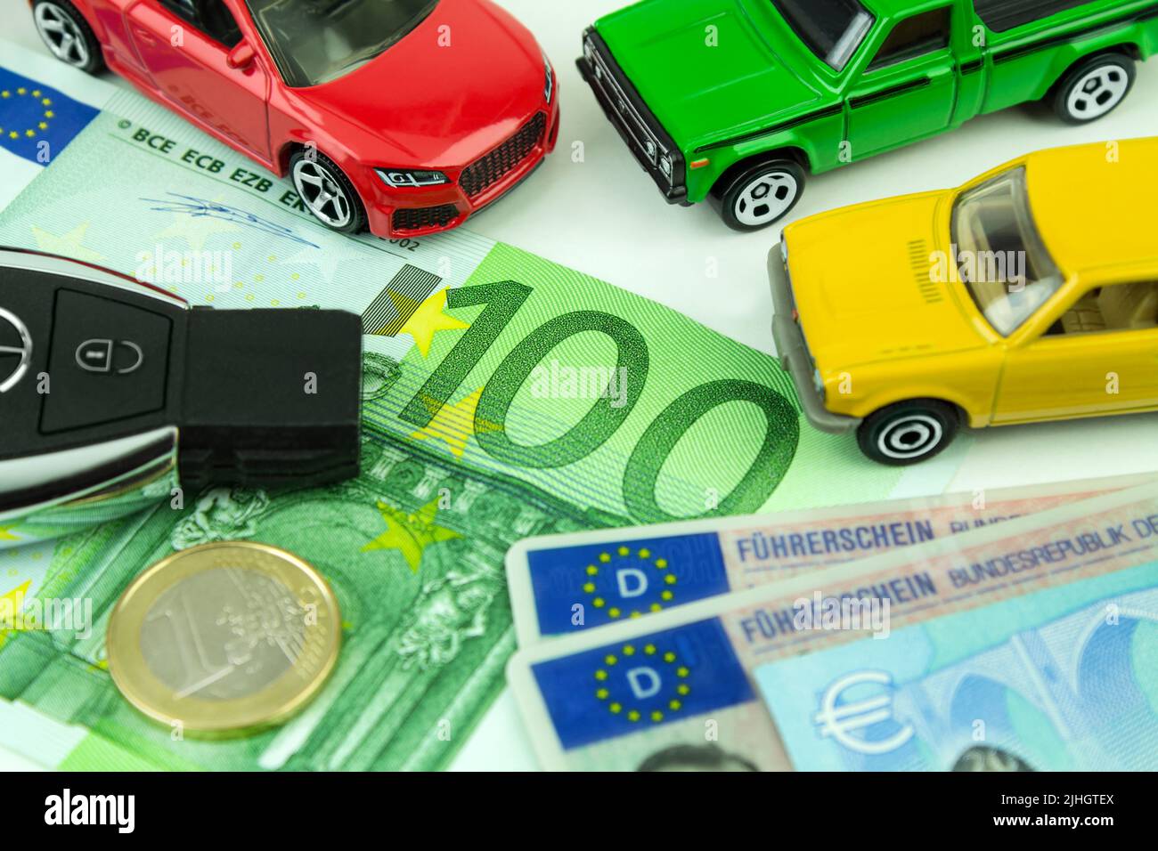 Kosten für Energie und Verkehr mit Führerschein, Autoschlüssel und Euro Foto Stock