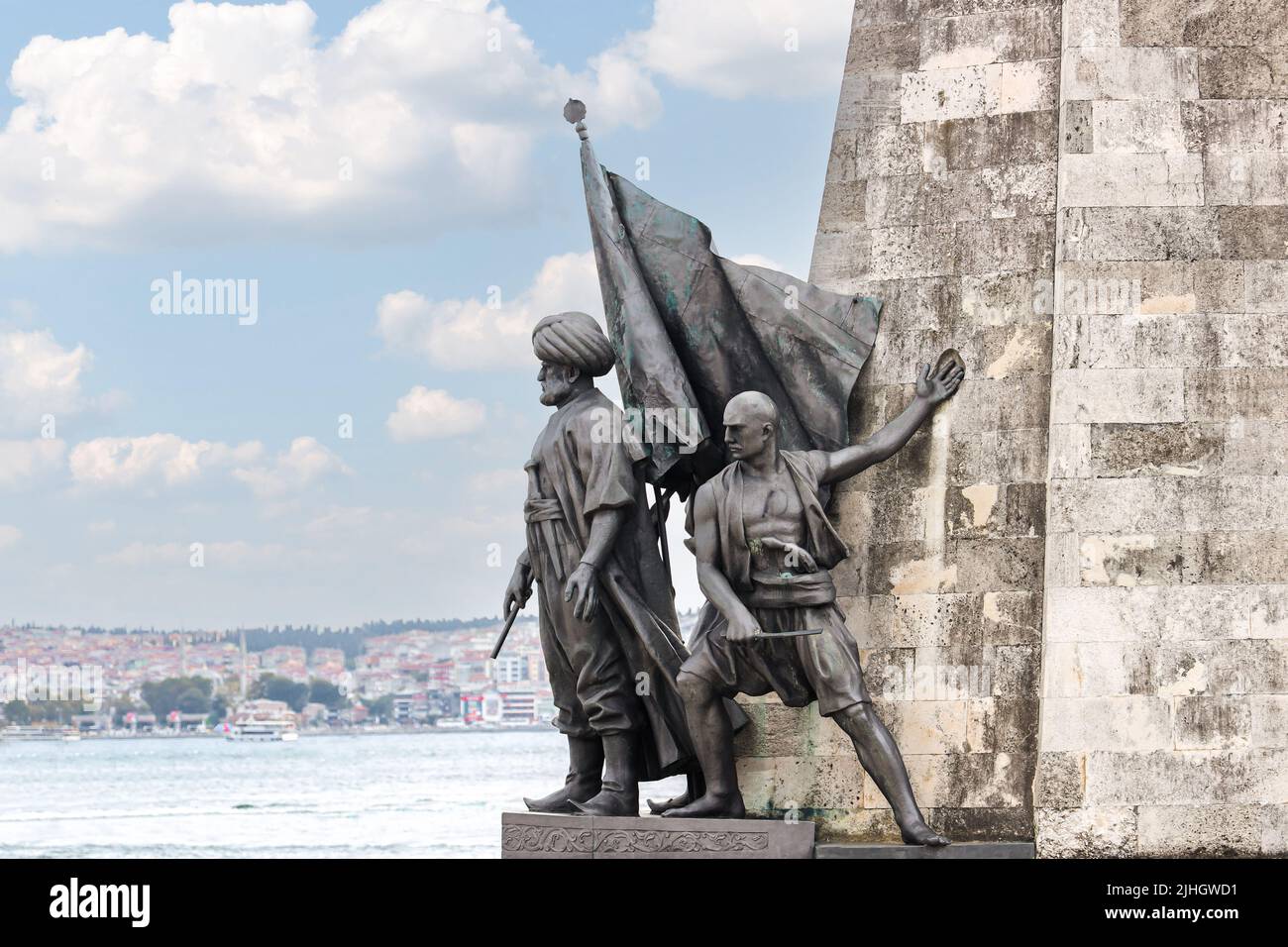 İstanbul, Turchia - Settembre 09 2021: Statua del comandante della marina dell'Impero Ottomano Barbaros Hayreddin Pasha a Beşiktaş Istanbul Turchia. Foto Stock