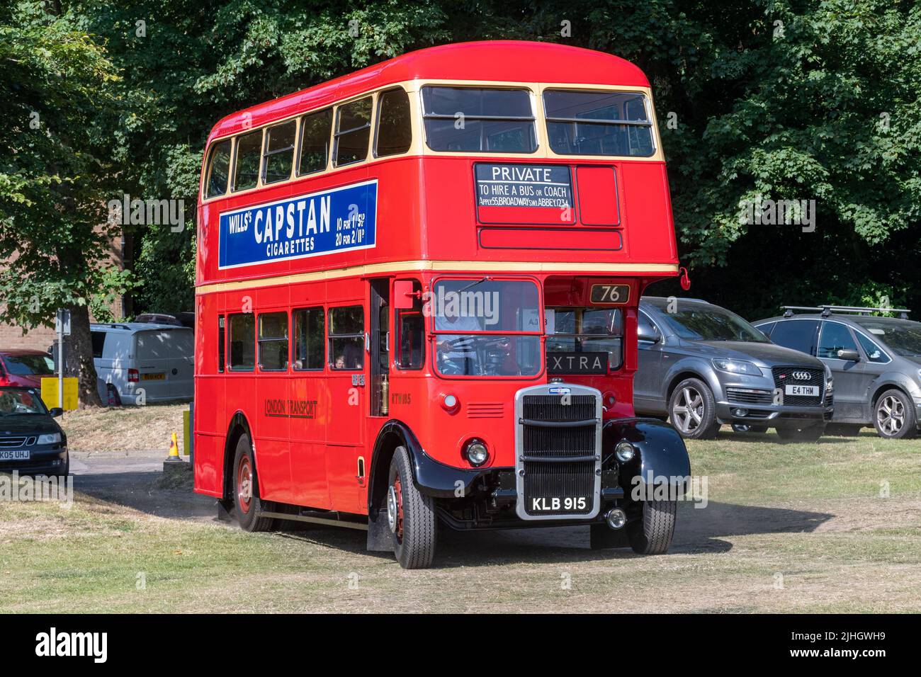Vintage Red a due piani, un autobus Leyland RTW London Transport del 1949, ad una fiera dei trasporti a Hampshire, Inghilterra, Regno Unito Foto Stock
