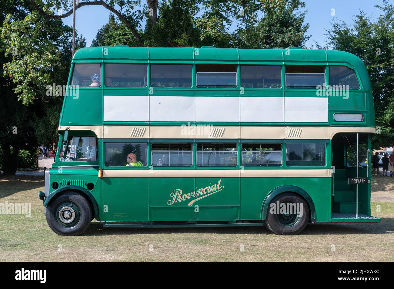 Un autobus a due piani di Guy Motors 1942 verde d'epoca, conservato autobus Provincial, ad una mostra di trasporti in Hampshire, Inghilterra, Regno Unito Foto Stock