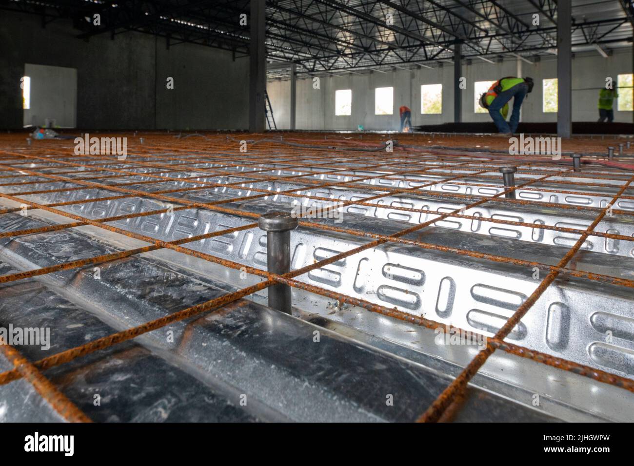 Costruzione di un edificio commerciale. Con pareti di soletta di calcestruzzo. Questo soffitto è realizzato con una rete a reticolo in acciaio per colata di calcestruzzo Foto Stock