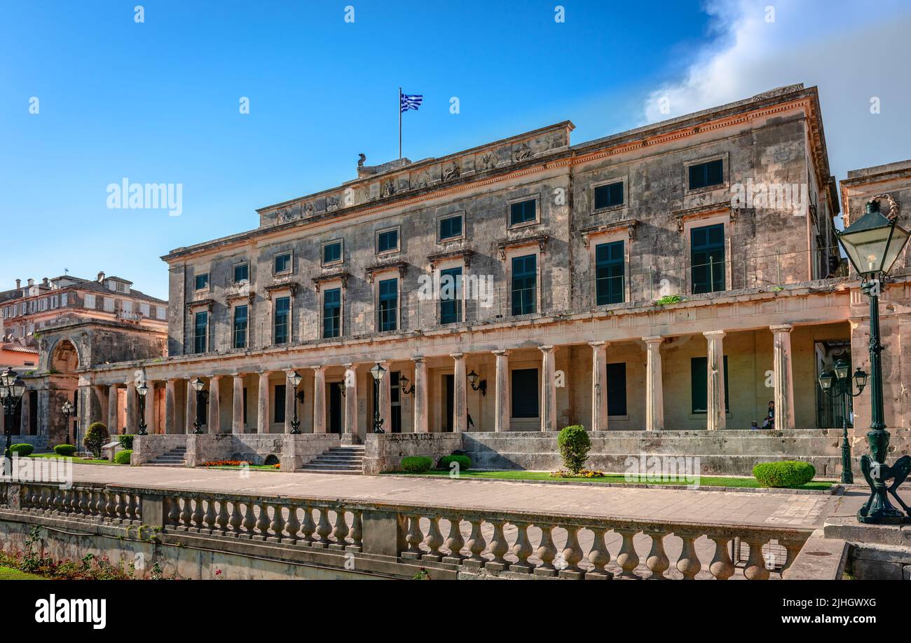 Corfù, Grecia - Giugno 4 2022: Il Palazzo di San Michele e San Giorgio, che oggi ospita il Museo di Arte Asiatica Foto Stock