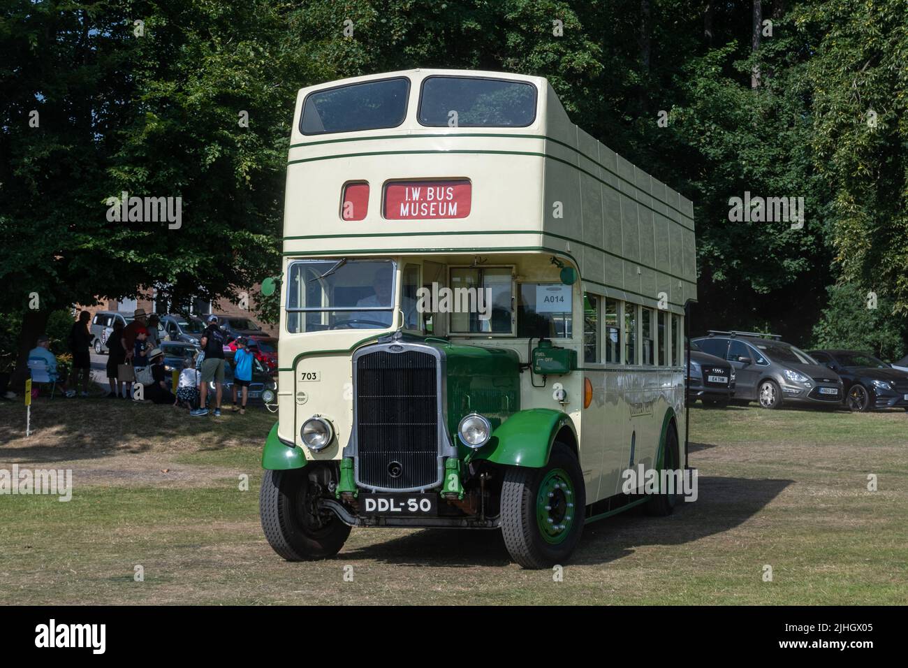 Vintage bus dal museo dell'isola di Wight autobus che entra Anstey Park per l'Alton Bus Rally e Running Day, Hampshire, Inghilterra, Regno Unito, nel luglio 2022 Foto Stock