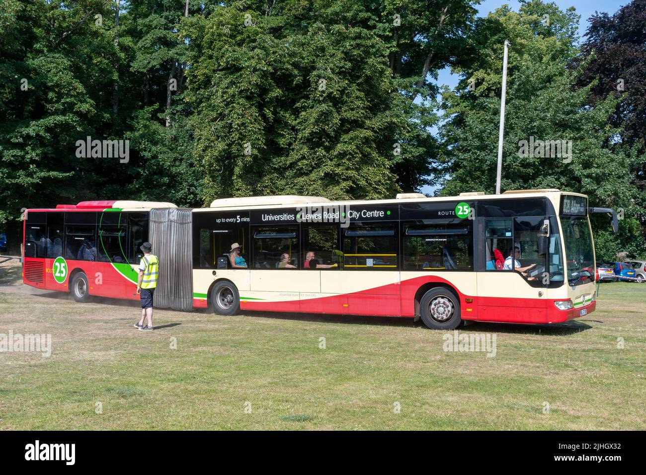Un autobus articolato, conosciuto come un autobus di bendy, ad un evento di trasporto, Inghilterra, Regno Unito Foto Stock