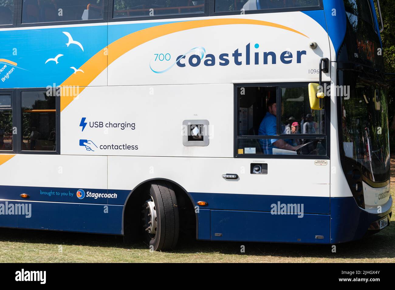 Primo piano dell'autobus Stagecoach Coastliner con tecnologia moderna, inclusi punti di ricarica USB e pagamenti senza contatto, 2022 Foto Stock