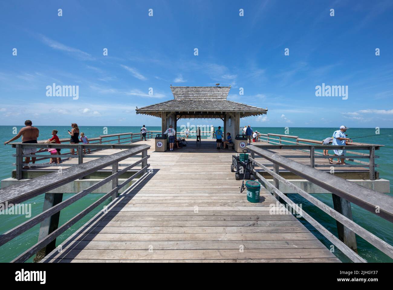 Porto di pescatori di Napoli Florida con turisti e abitanti locali. Iconica capanna a alla fine della struttura Foto Stock