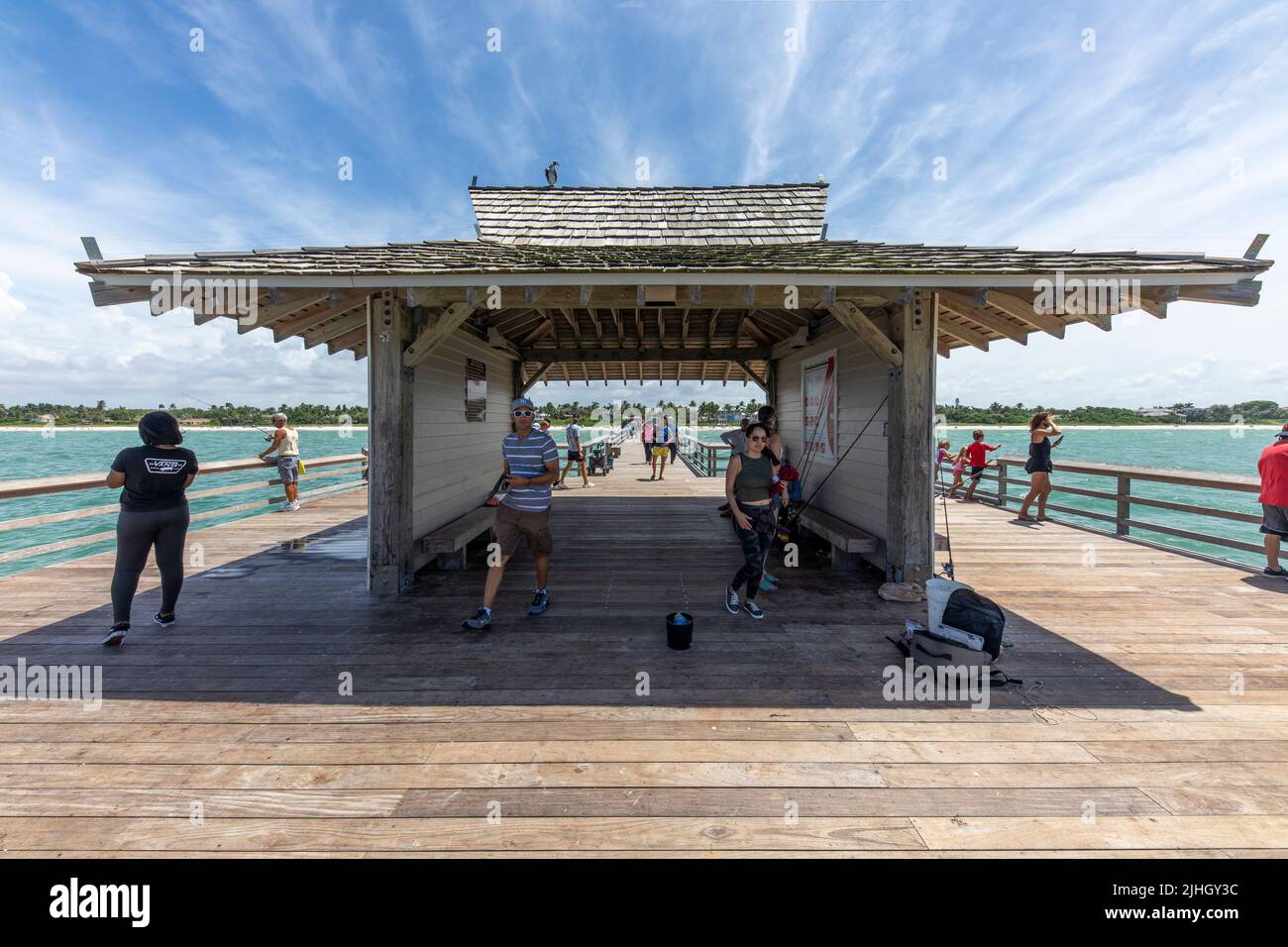 Porto di pescatori di Napoli Florida con turisti e abitanti locali. Iconica capanna a alla fine della struttura Foto Stock