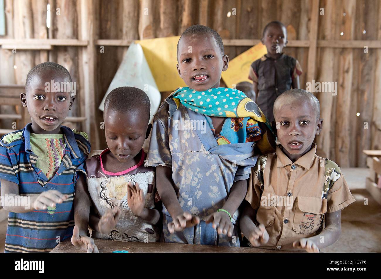 Maasai i bambini nella loro scuola di villaggio in Amboseli, Kenya. Foto Stock