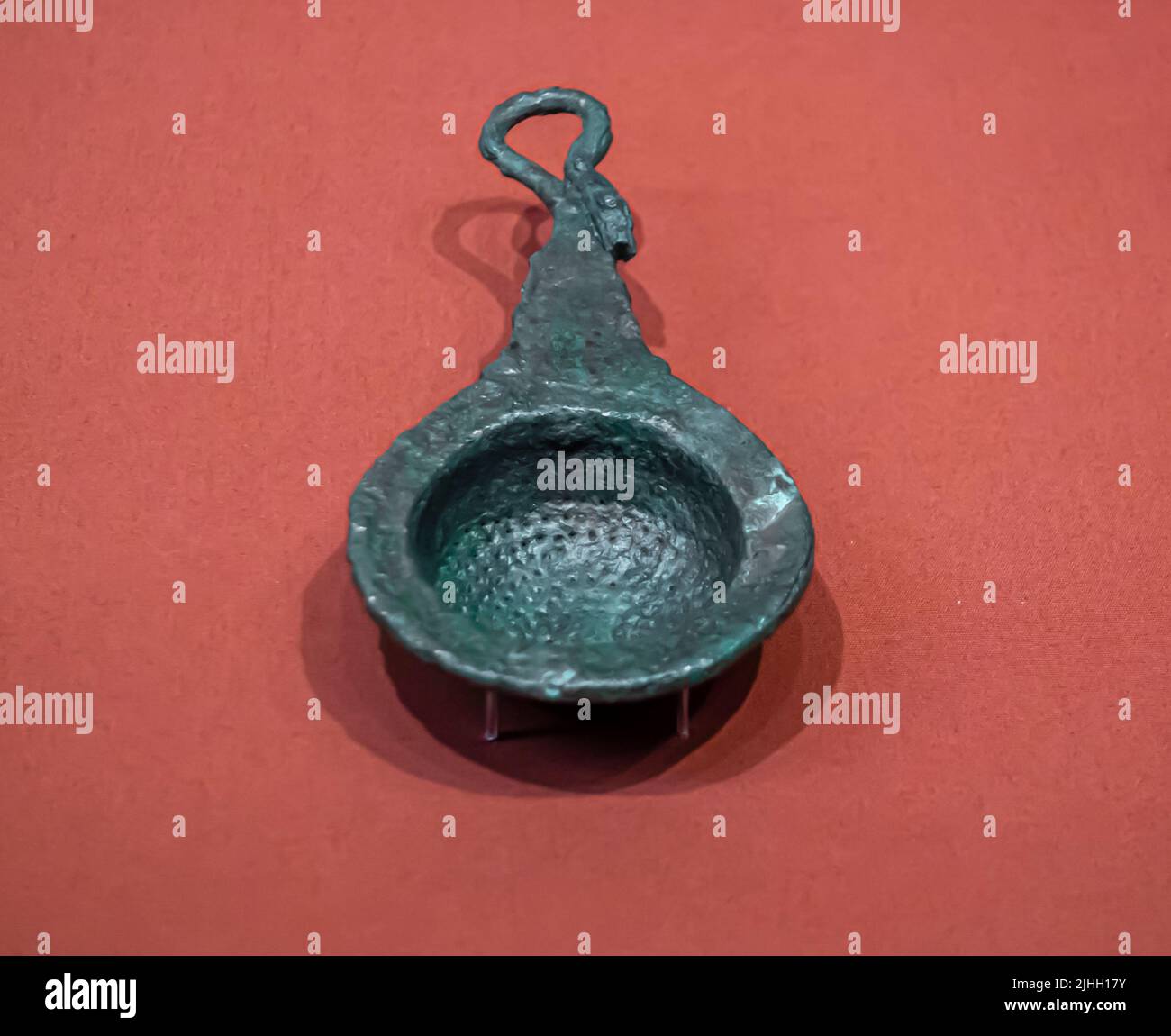 Succhieruola con ansa a forma di testa di un animale - rame - c 250 a.C. - 100 d.C. - cimitero di Sallut Plain Foto Stock