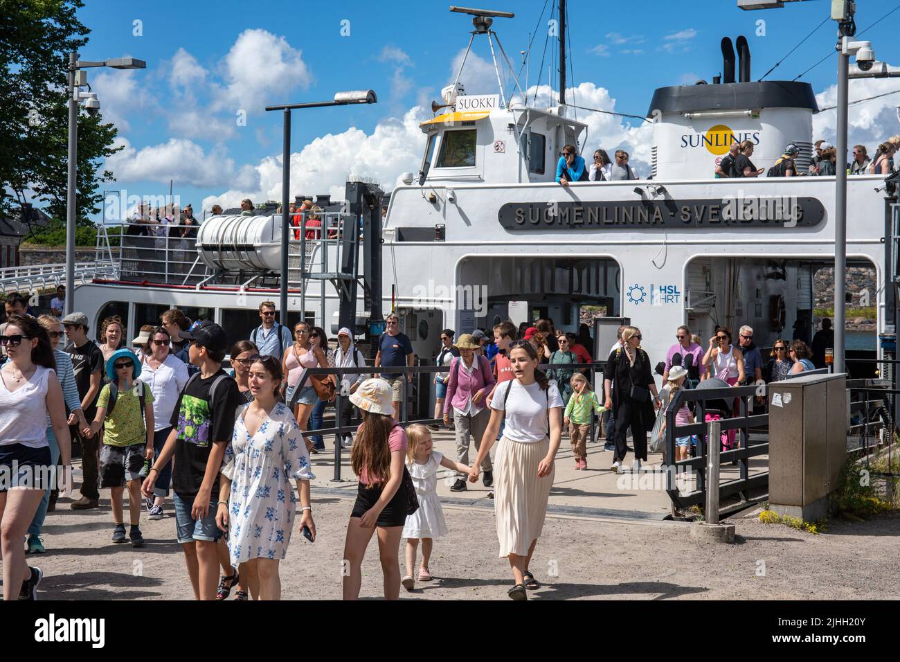 Le persone che escono da Suokki ferry per una gita di un giorno a Suomenlinna, una fortezza marina abitata di fronte a Helsinki, Finlandia Foto Stock