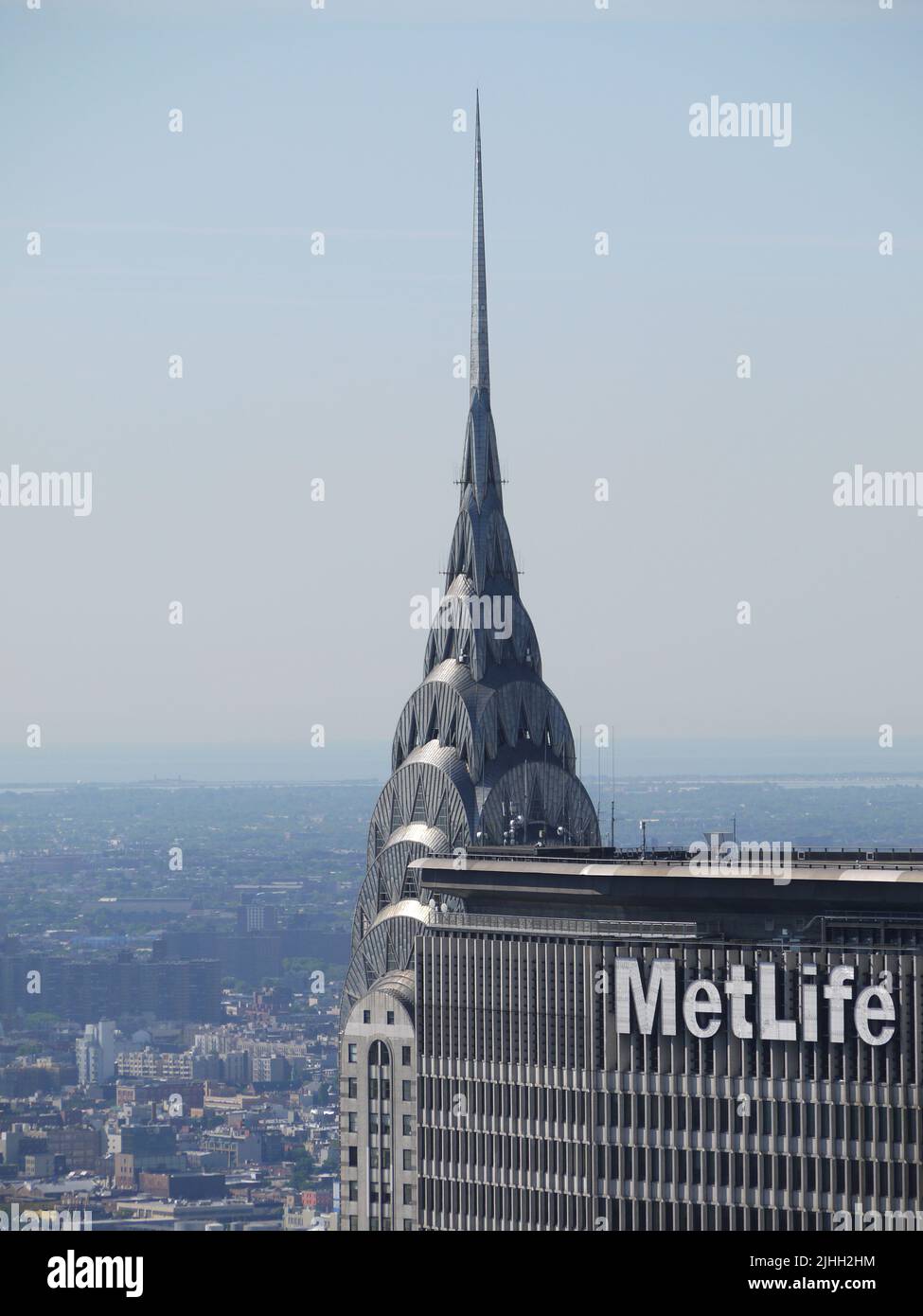 La Corona e l'ago del Chrysler Building si staccano da dietro il MetLife Building, visto dall'Empire state Building, New York, 2012 Foto Stock