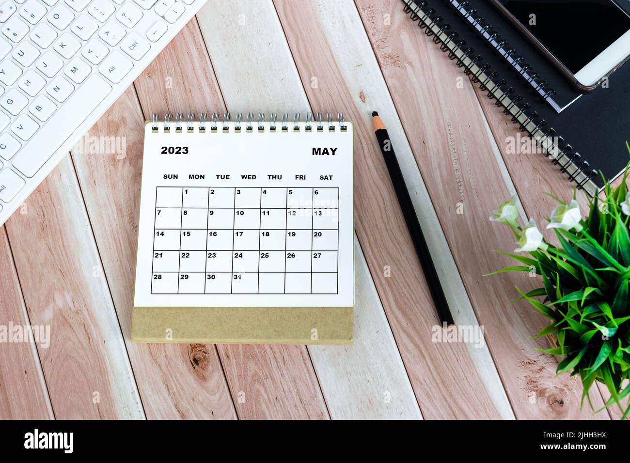 Bianco 2023 maggio calendario su scrivania in legno con cancelleria ufficio. Foto Stock