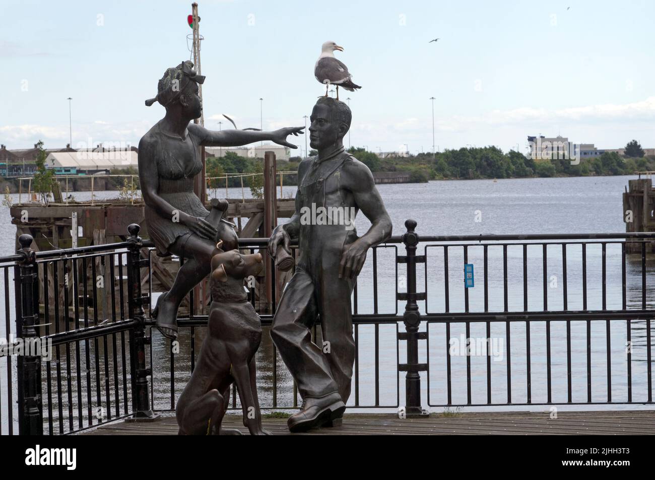 Persone come noi - gruppo di statue a Cardiff Bay. Estate 2022. Luglio. Foto Stock