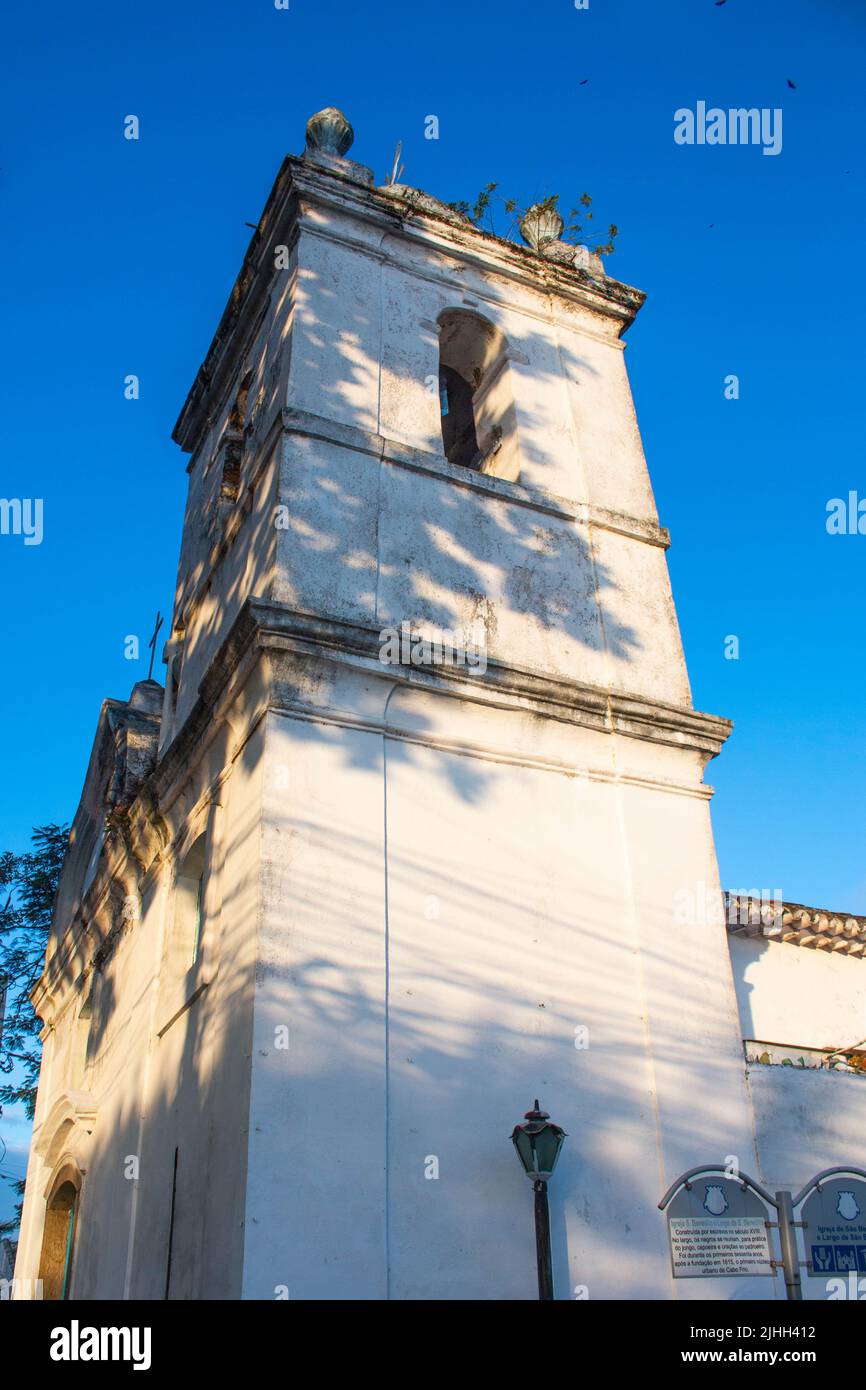 Torre della Cappella di San Benedetto, Cabo Frio, Brasile, con un cielo blu Foto Stock