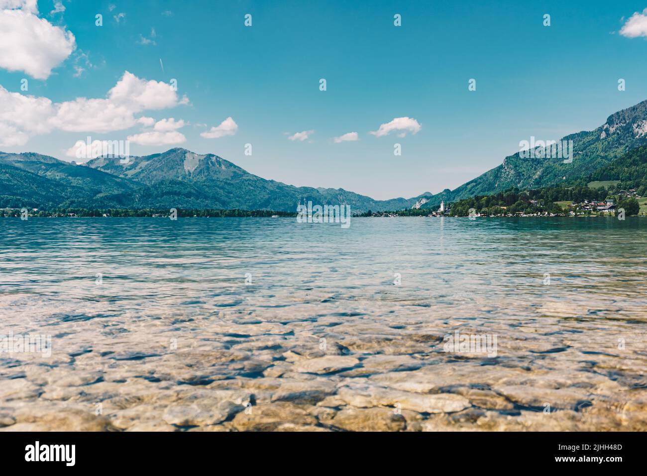Lago Wolfgangsee nella regione Salzkammergut, Austria durante l'estate. Idilliaca destinazione di viaggio nelle Alpi austriache. Foto Stock