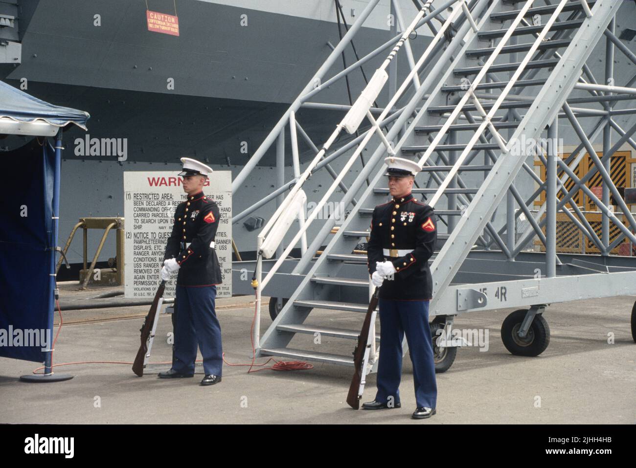 I Marines degli Stati Uniti custodisano l'ingresso agli U.S.S. Ranger, CV-61 a bordo di NAS North Island, Coronado, California Foto Stock