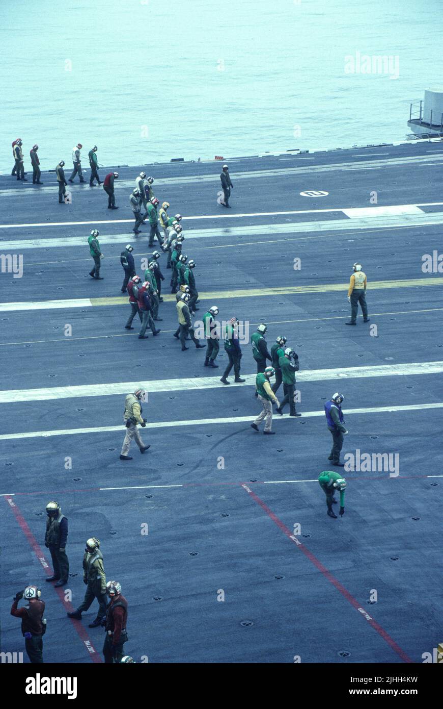 FOD a piedi a bordo U.S.S. Ranger, CV-61 Foto Stock