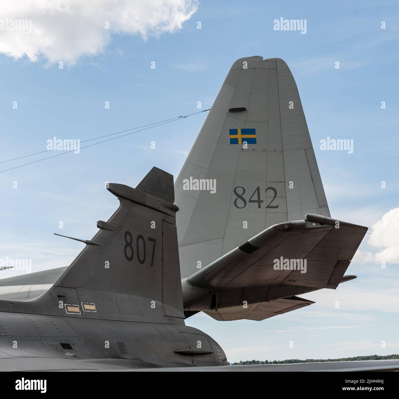Gothenburg, Svezia - Agosto 29 2010: Pinne di coda di un SAAB JAS39A Gripen e di un Lockheed C-130H-30 Ercole. Foto Stock