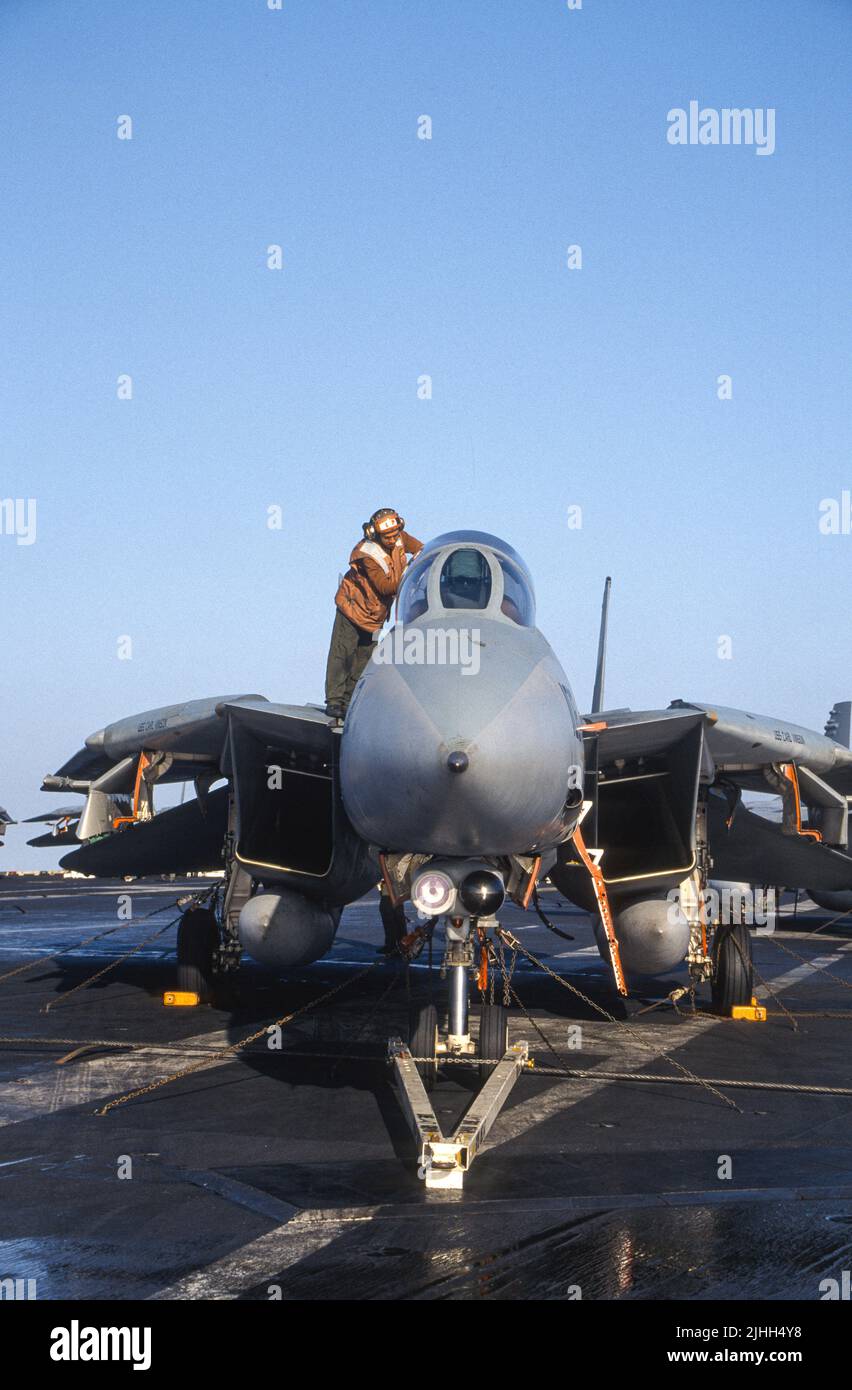 Grumman F-14 Tomcat si prepara per il volo a bordo di un vettore aereo Foto Stock