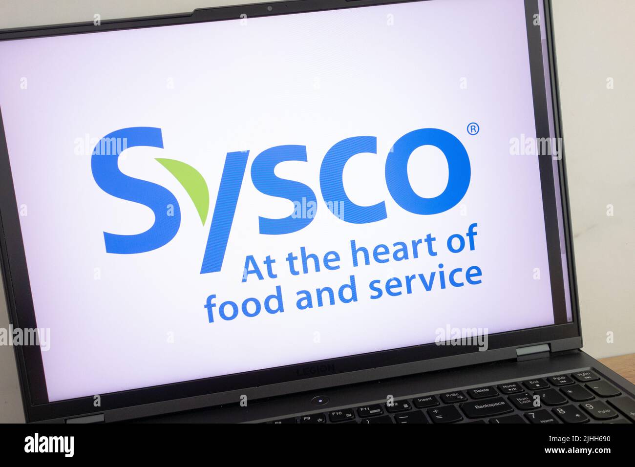 KONSKIE, POLONIA - 18 luglio 2022: Visualizzazione del logo Sysco Corporation sullo schermo del computer portatile Foto Stock
