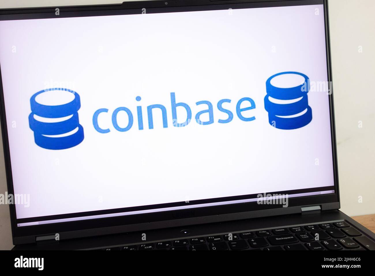 KONSKIE, POLONIA - 18 luglio 2022: Logo della piattaforma di scambio criptovaluta Coinbase visualizzato sullo schermo del computer portatile Foto Stock