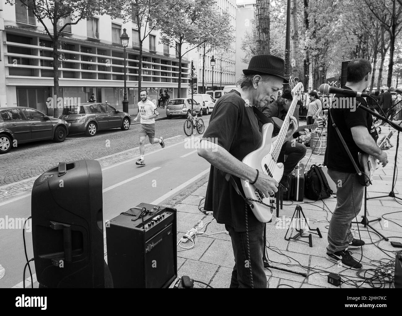 05-07-2016 Parigi, Francia. 'Noi corriamo, Parigi' - l'iscrizione sulla T-shirt bianca del corridore accanto a Bassin de la Villette e il mercato delle pulci nella sa Foto Stock